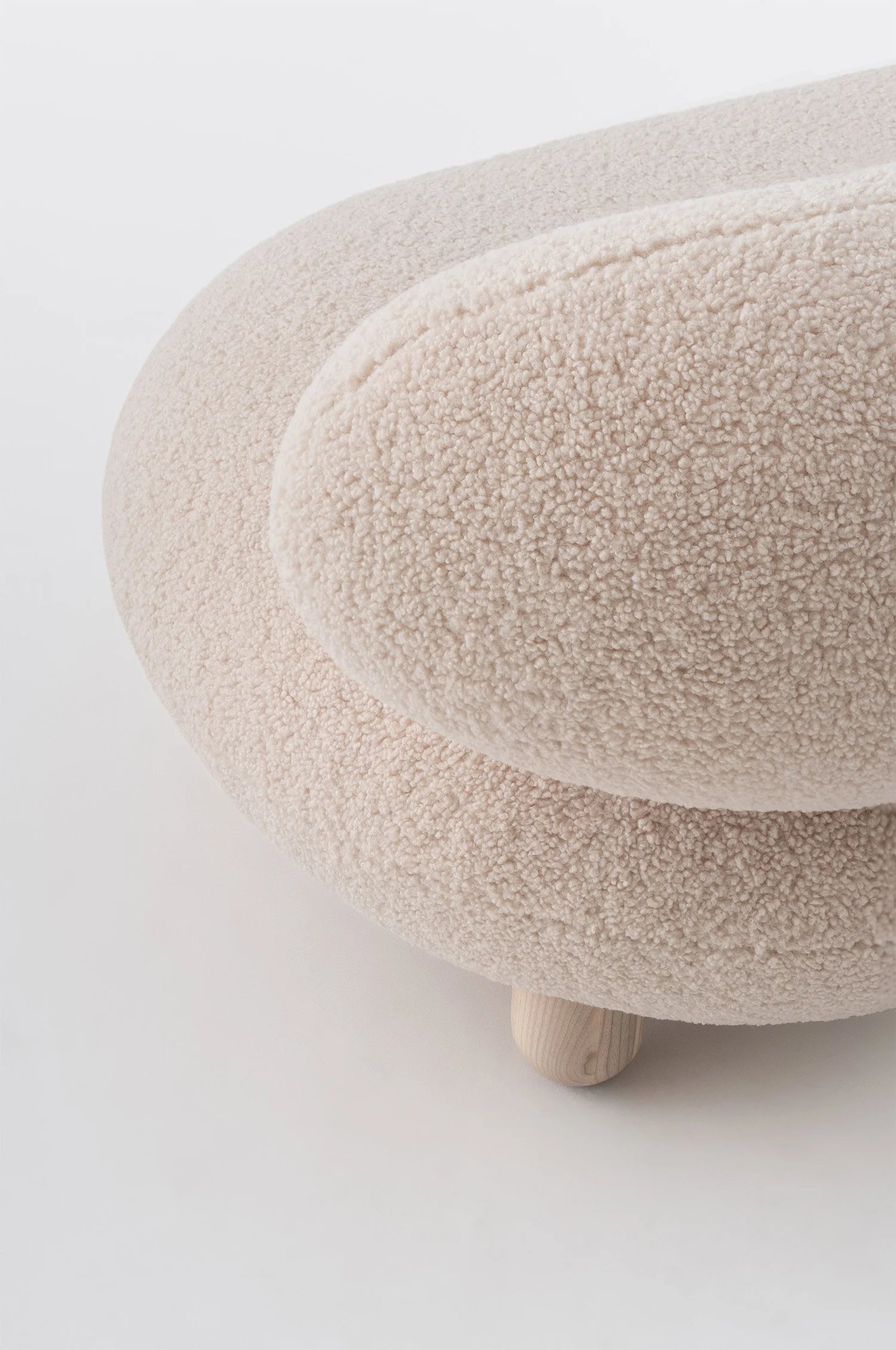 Sofa FLOCK tapicerowana z drewnianą podstawą