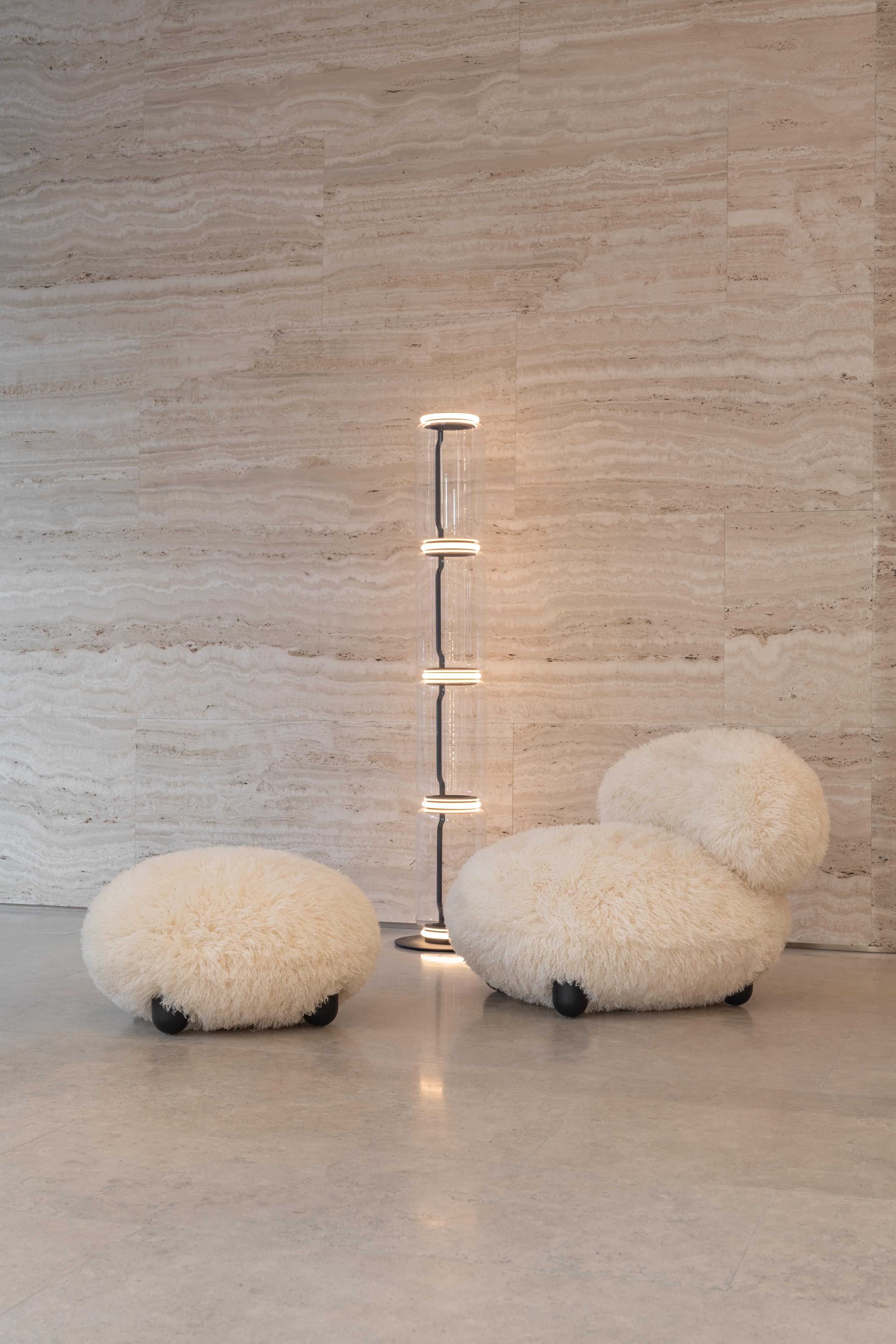 Fotel FLOCK - FLUFFY EDITION sztuczne futerko z drewnianą podstawą