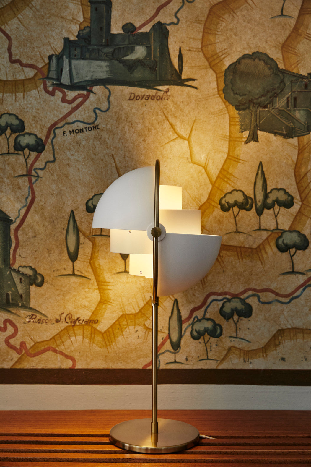 MULTI-LITE schwarze Tischlampe mit Messingsockel