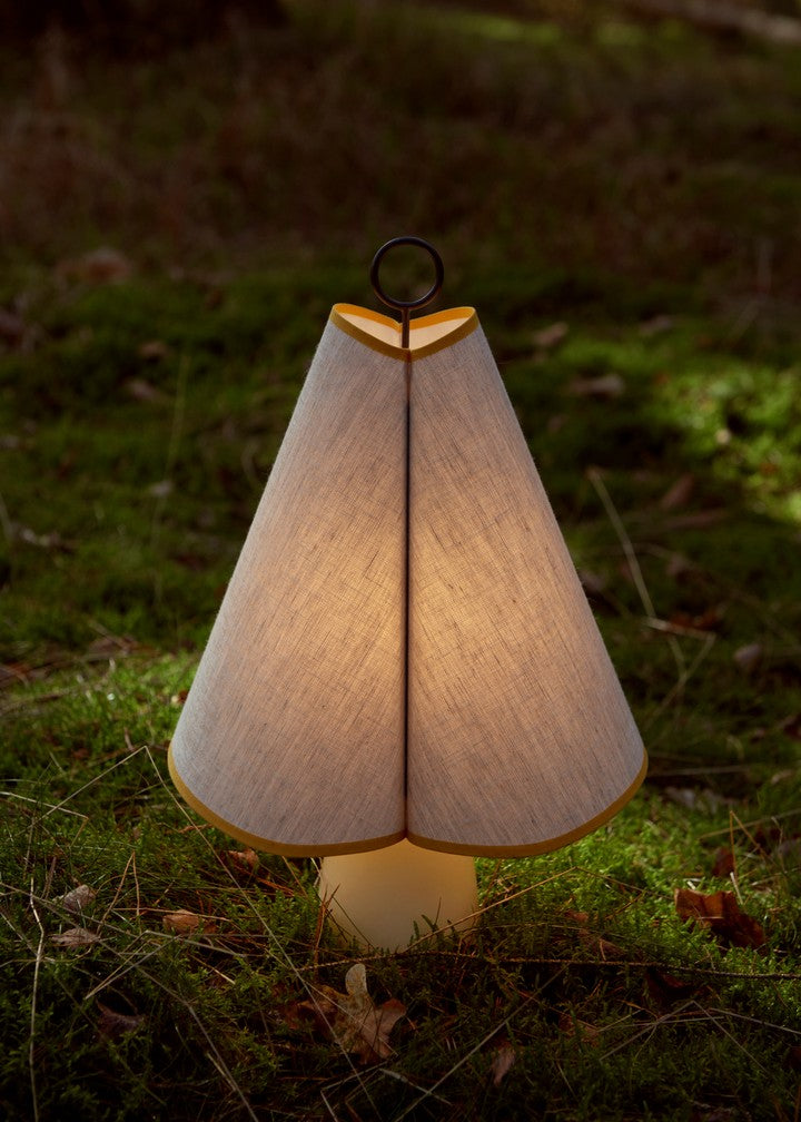 Lampa przenośna HORNBÆK biały z żółtym wykończeniem – Gubi
