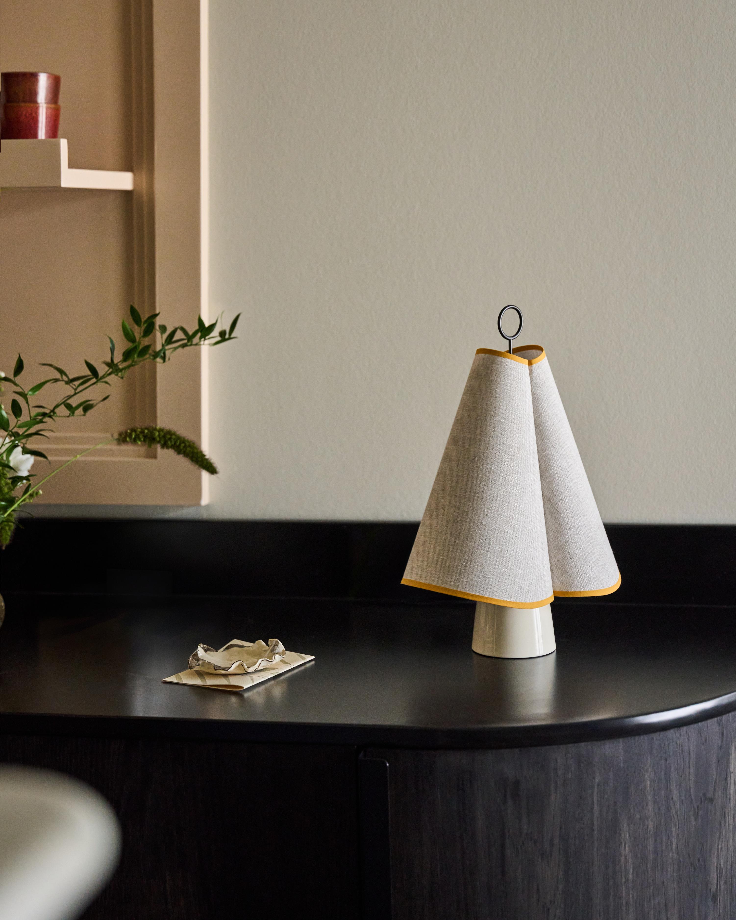Lampa przenośna HORNBÆK biały z żółtym wykończeniem ze ściemniaczem