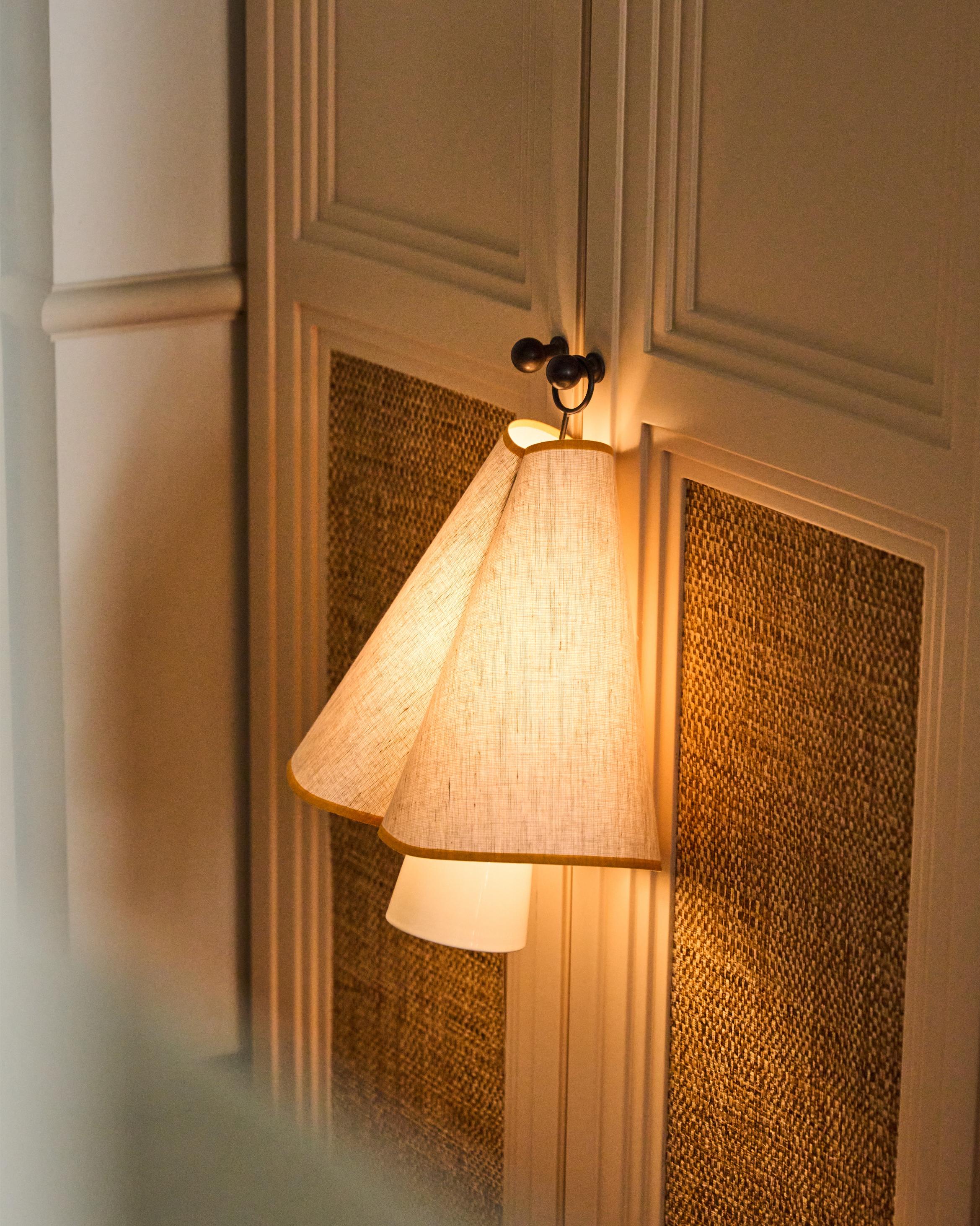 Lampa przenośna HORNBÆK biały z żółtym wykończeniem – Gubi