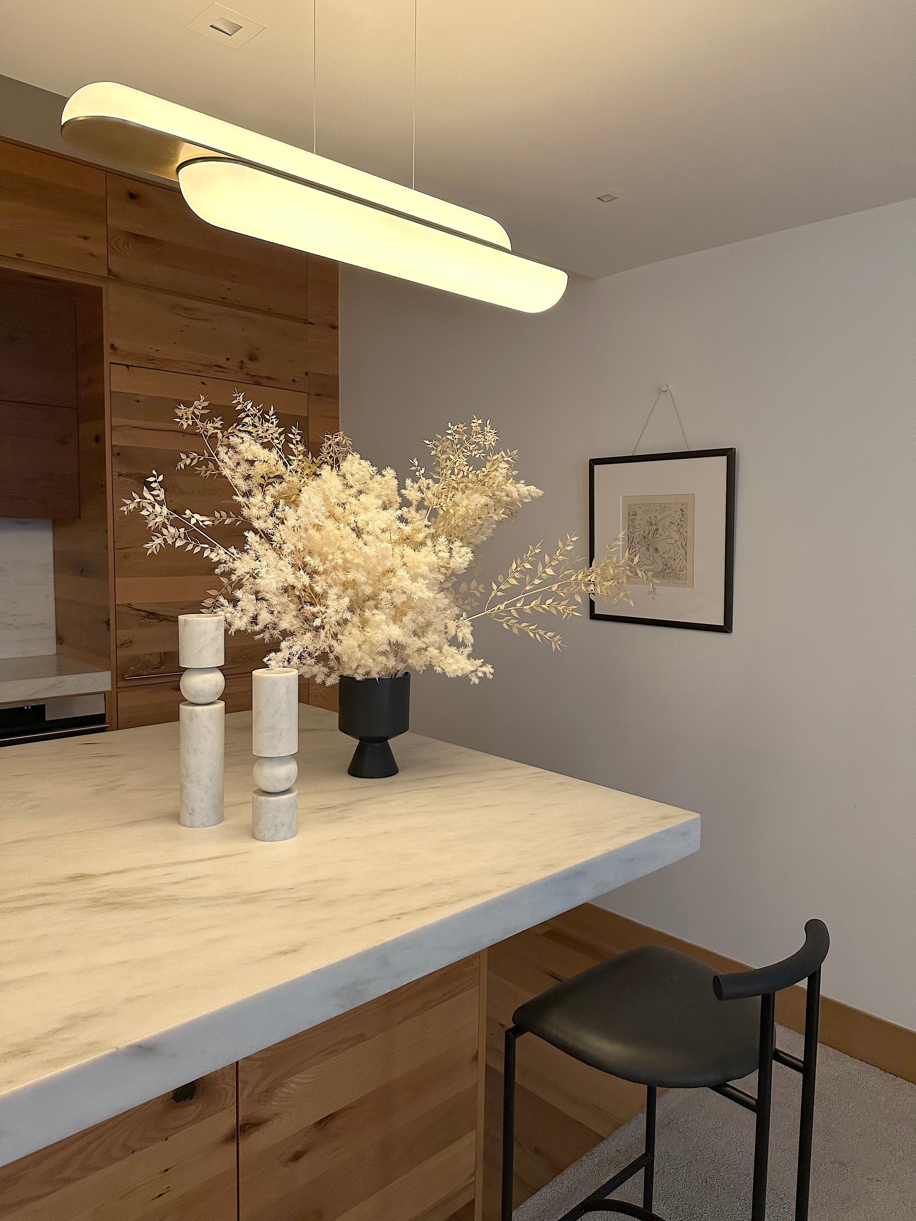 Lampa wisząca pozioma GEMINI opalowy klosz z mosiądzem