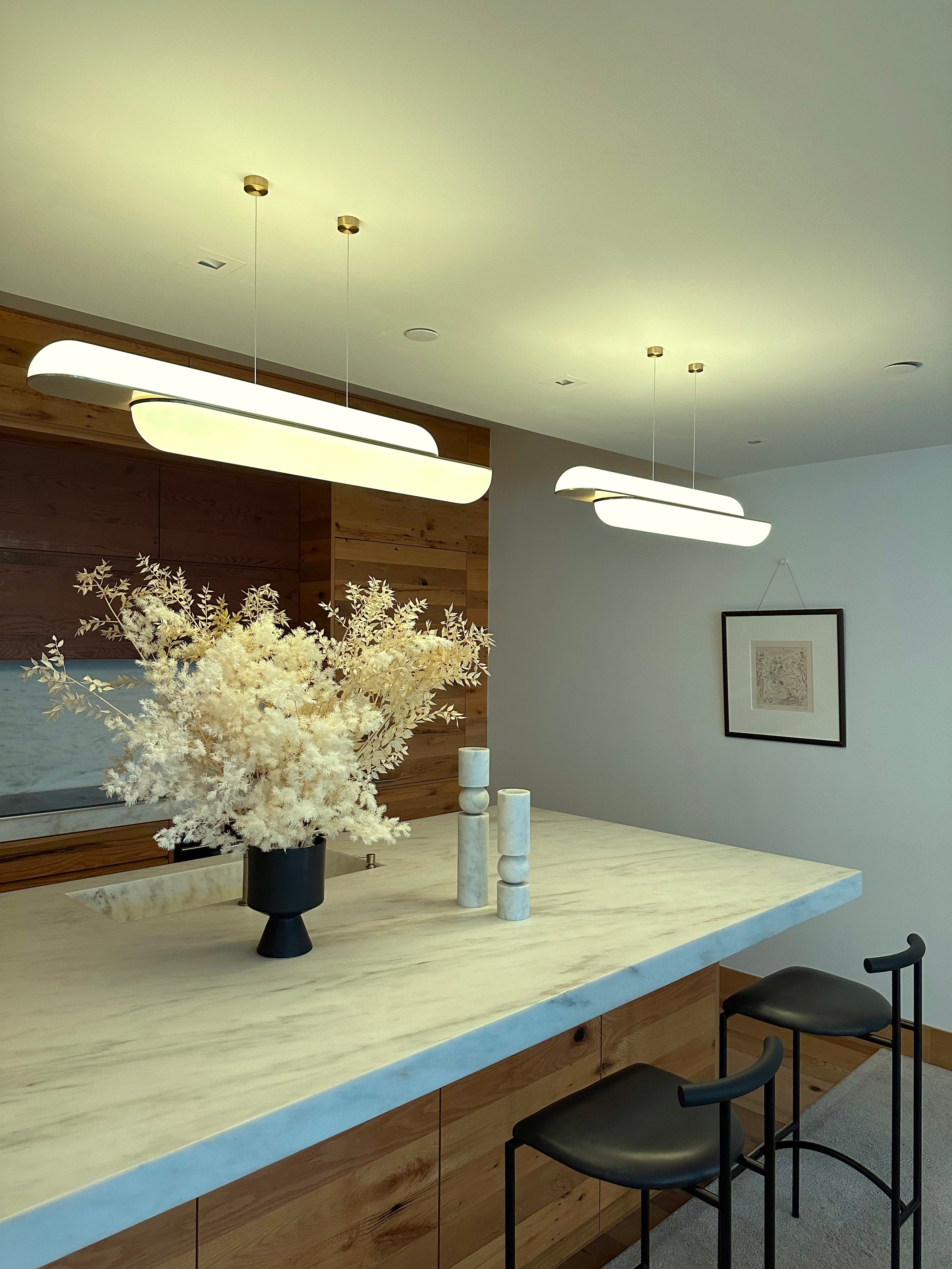 Lampa wisząca pozioma GEMINI opalowy klosz z mosiądzem