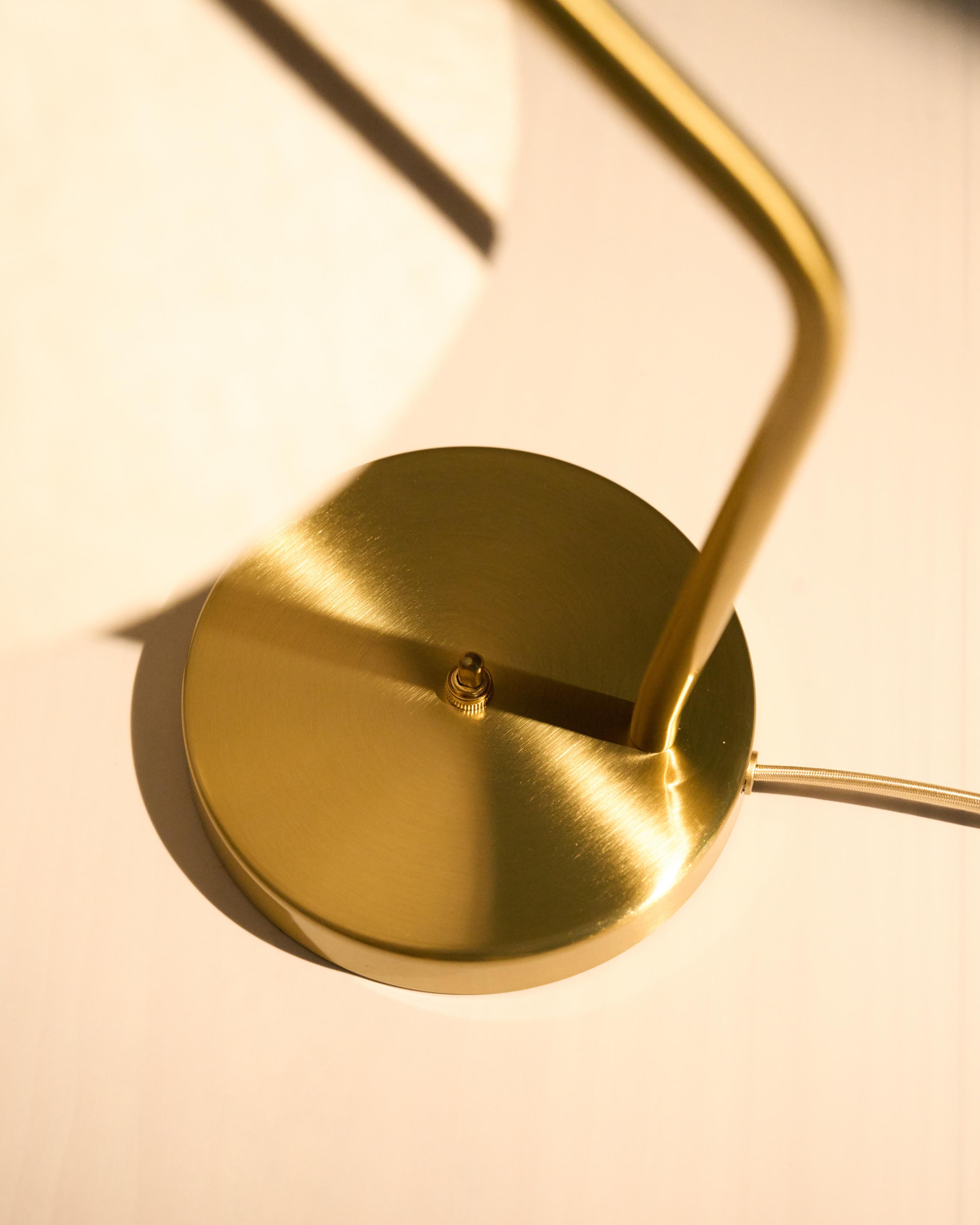 Lampa stołowa GRÄSHOPPA mosiądz i płótno