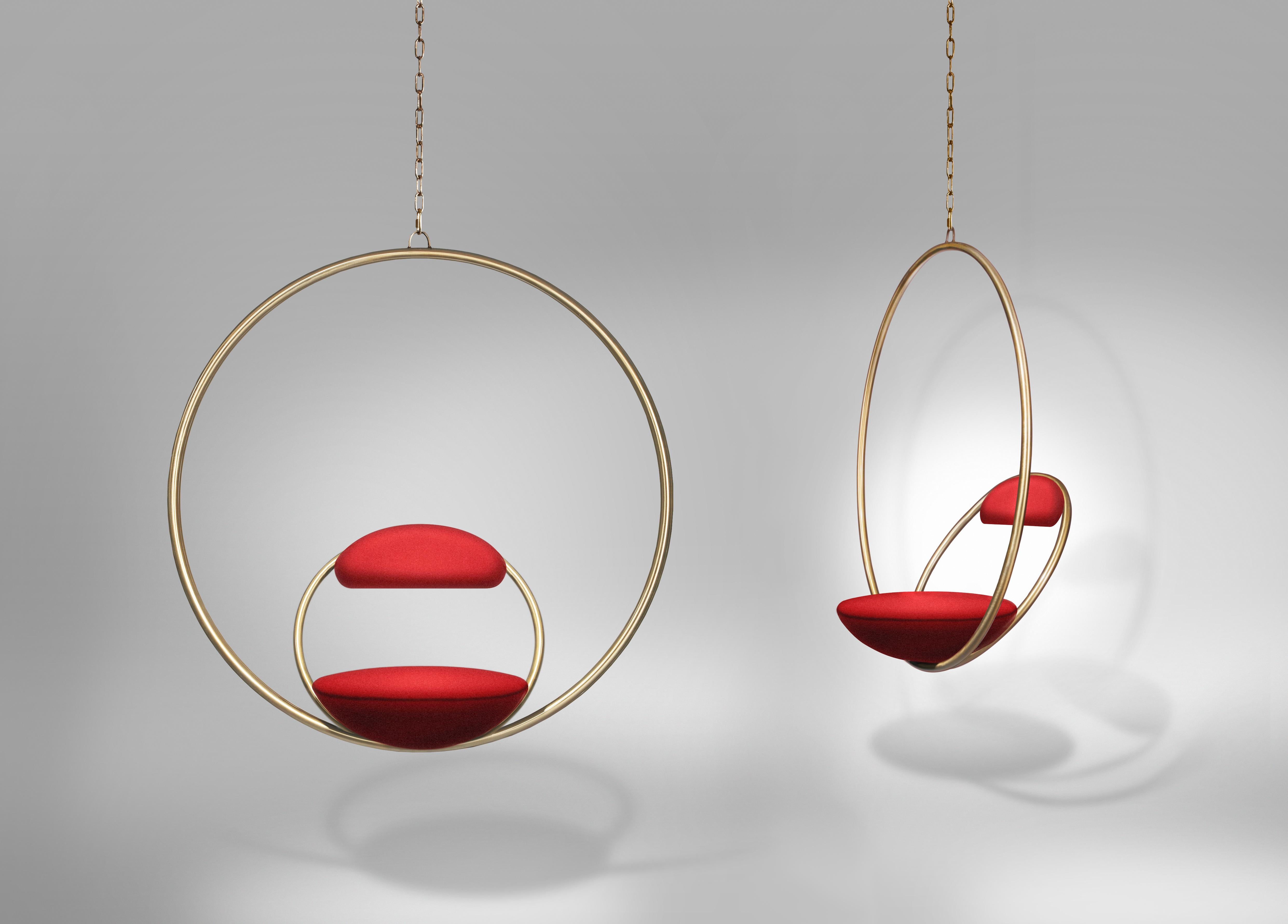 Krzesło wiszące HANGING HOOP czerwone z mosiężnym wykończeniem
