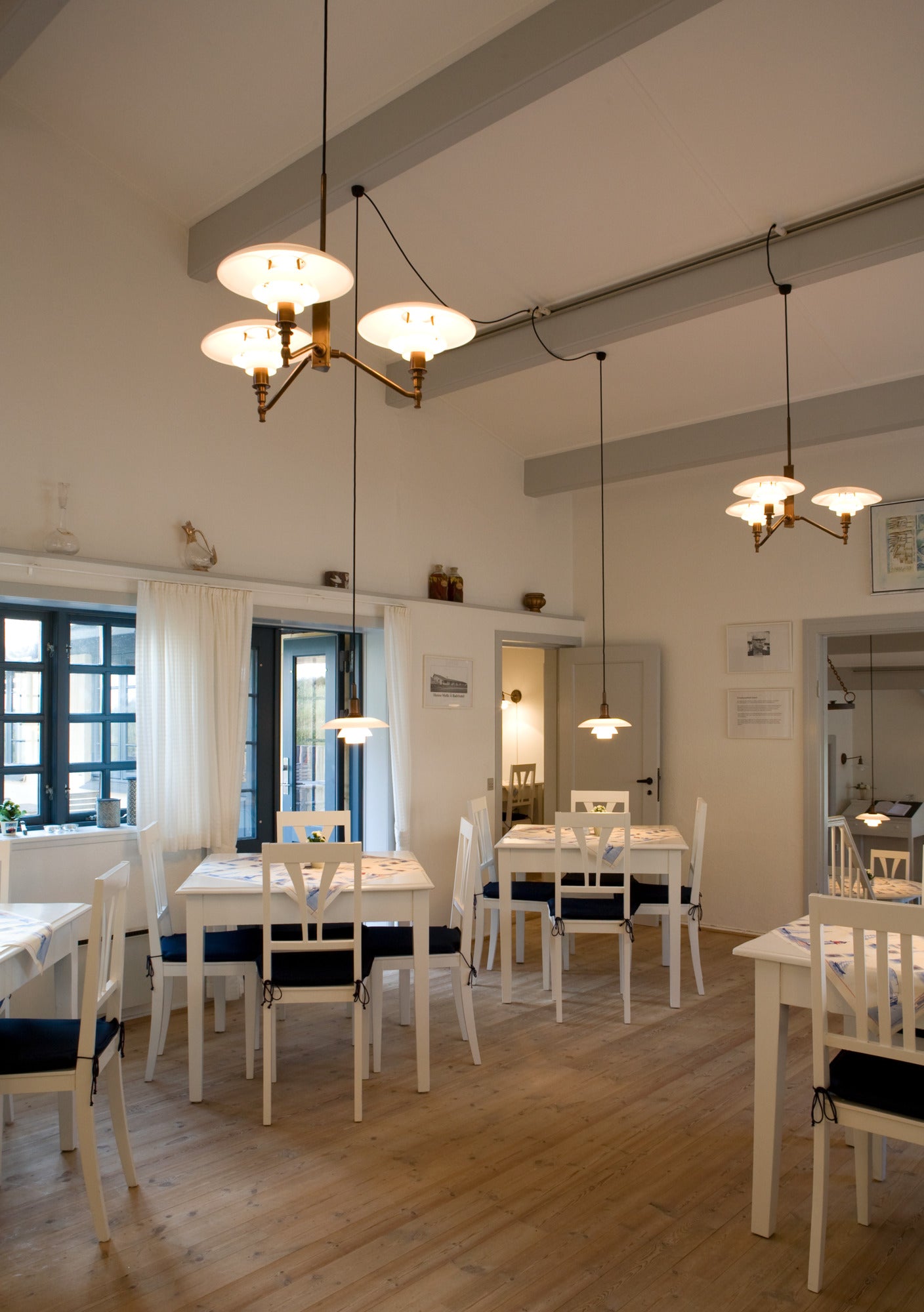 Lampa wisząca PH 3/2 ACADEMY biały z chromowanym wykończeniem