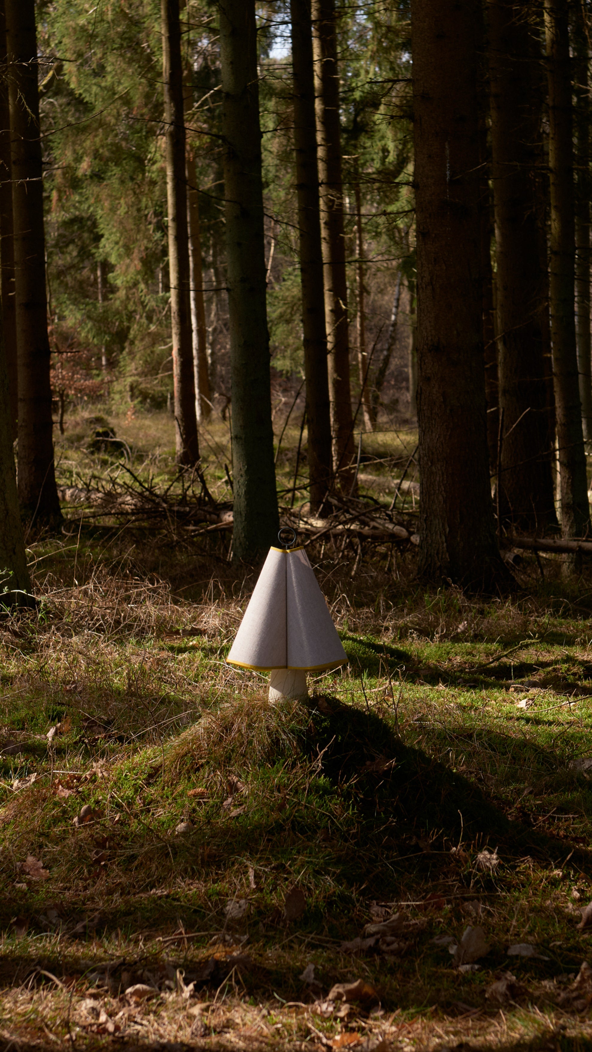 Lampa przenośna HORNBÆK biały z żółtym wykończeniem ze ściemniaczem