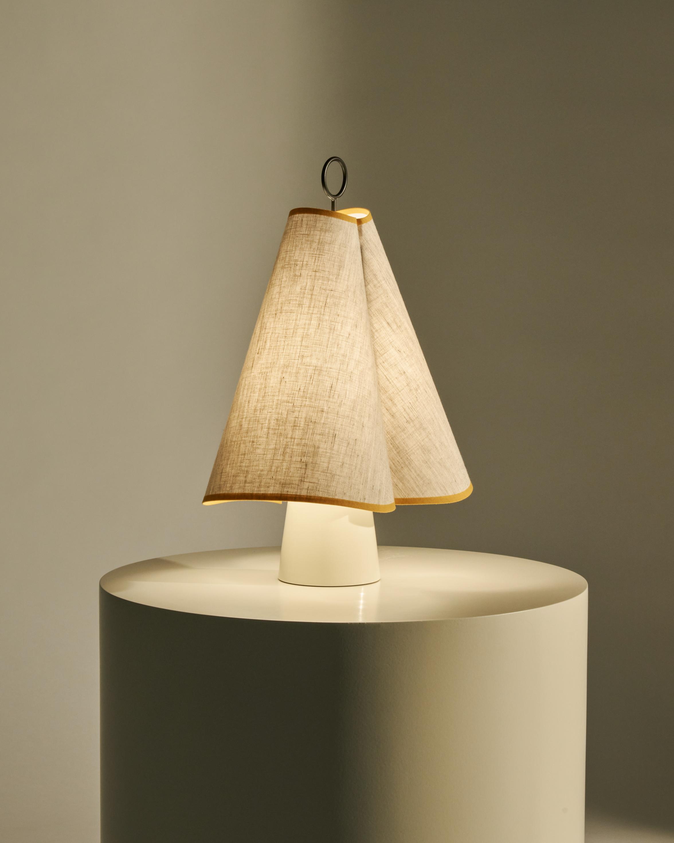 Lampa przenośna HORNBÆK biały z żółtym wykończeniem – mosiądz