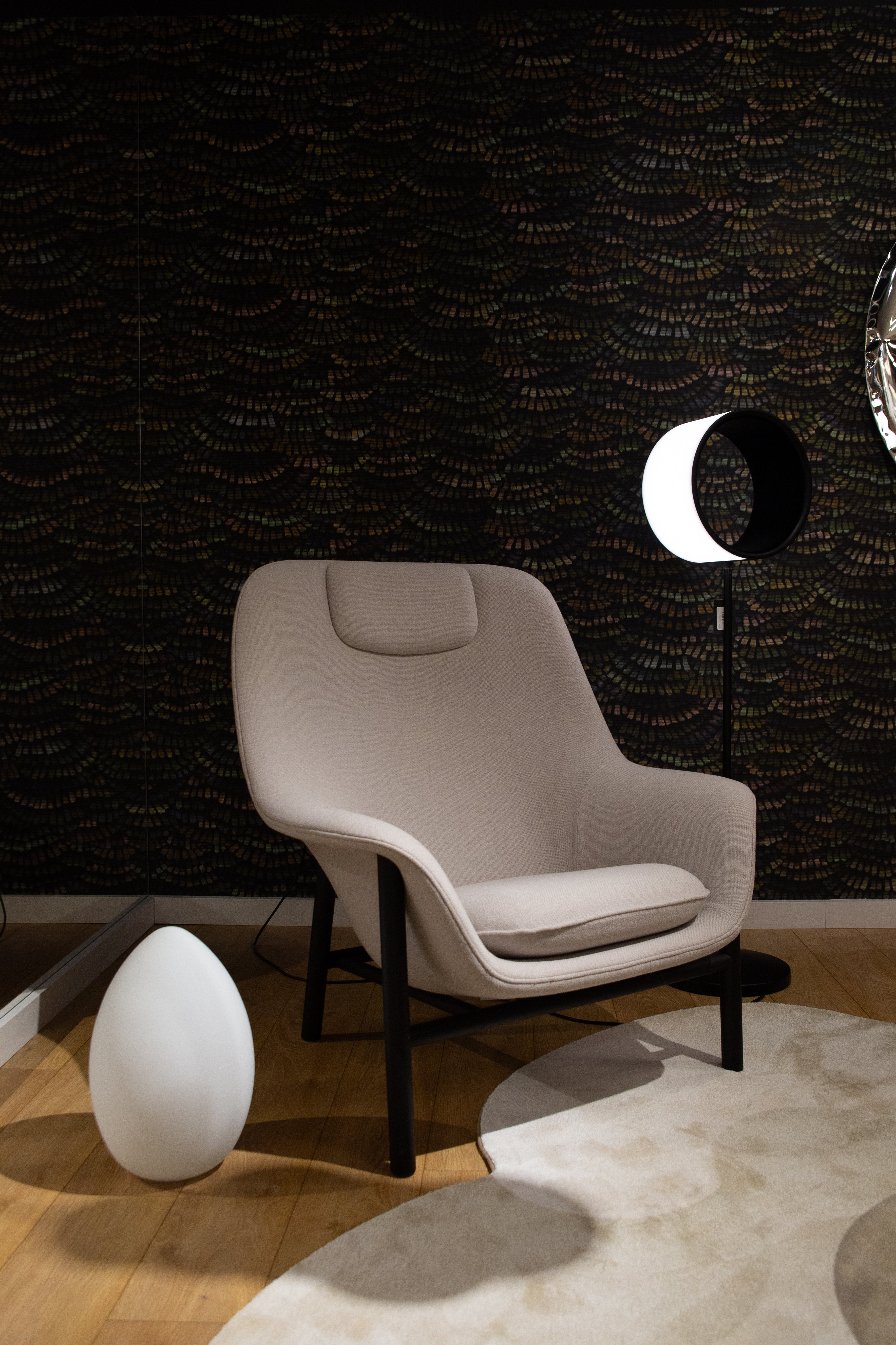 Fotel DRAPE HIGH W. HEADREST z czarną dębową podstawą - poekspozycyjny