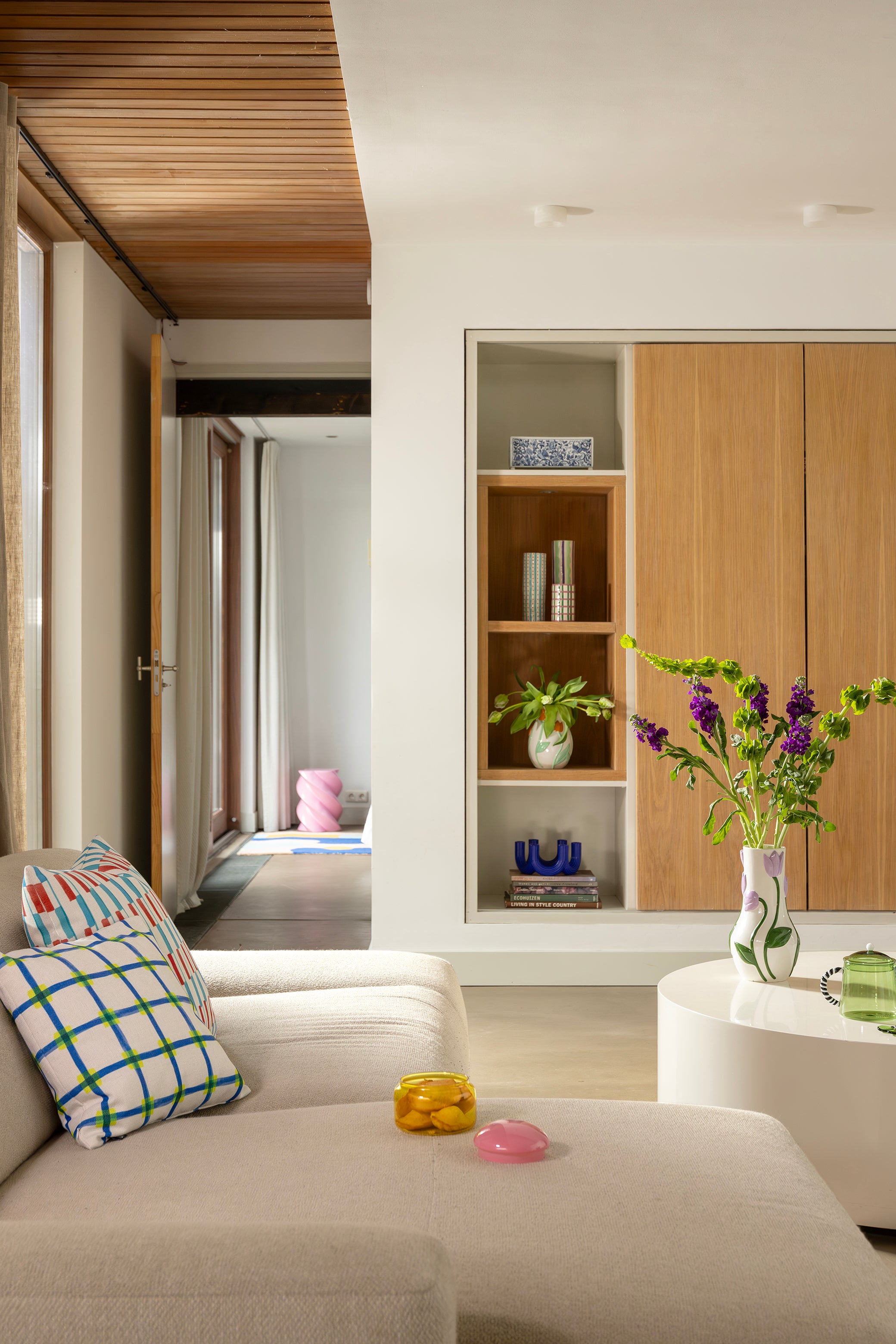 Wazon TULIP biały z zielonym i fioletowym