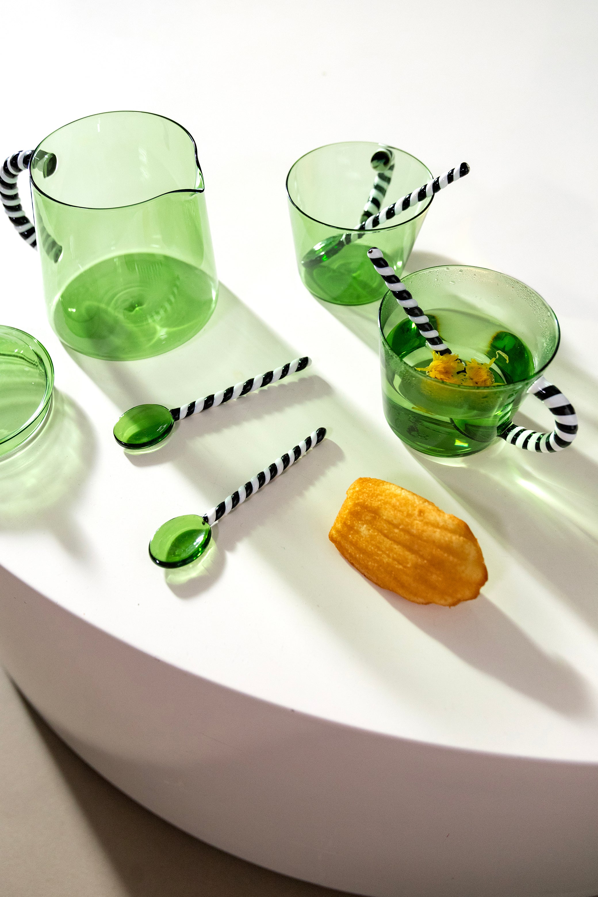 Dzbanek szklany DUET zielony z czarno-białym uchwytem