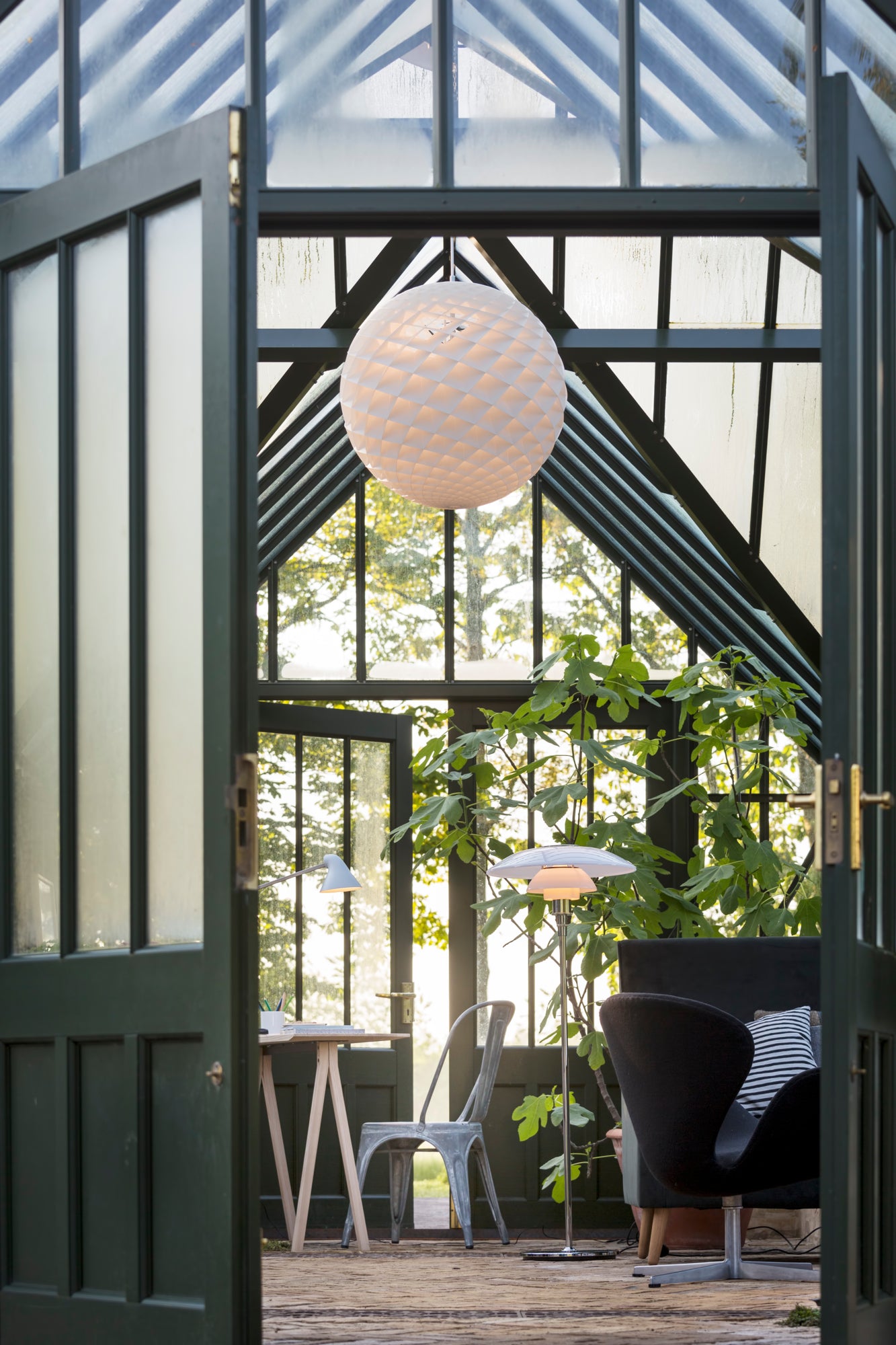 PH 4½-3½ white floor lamp with chrome base