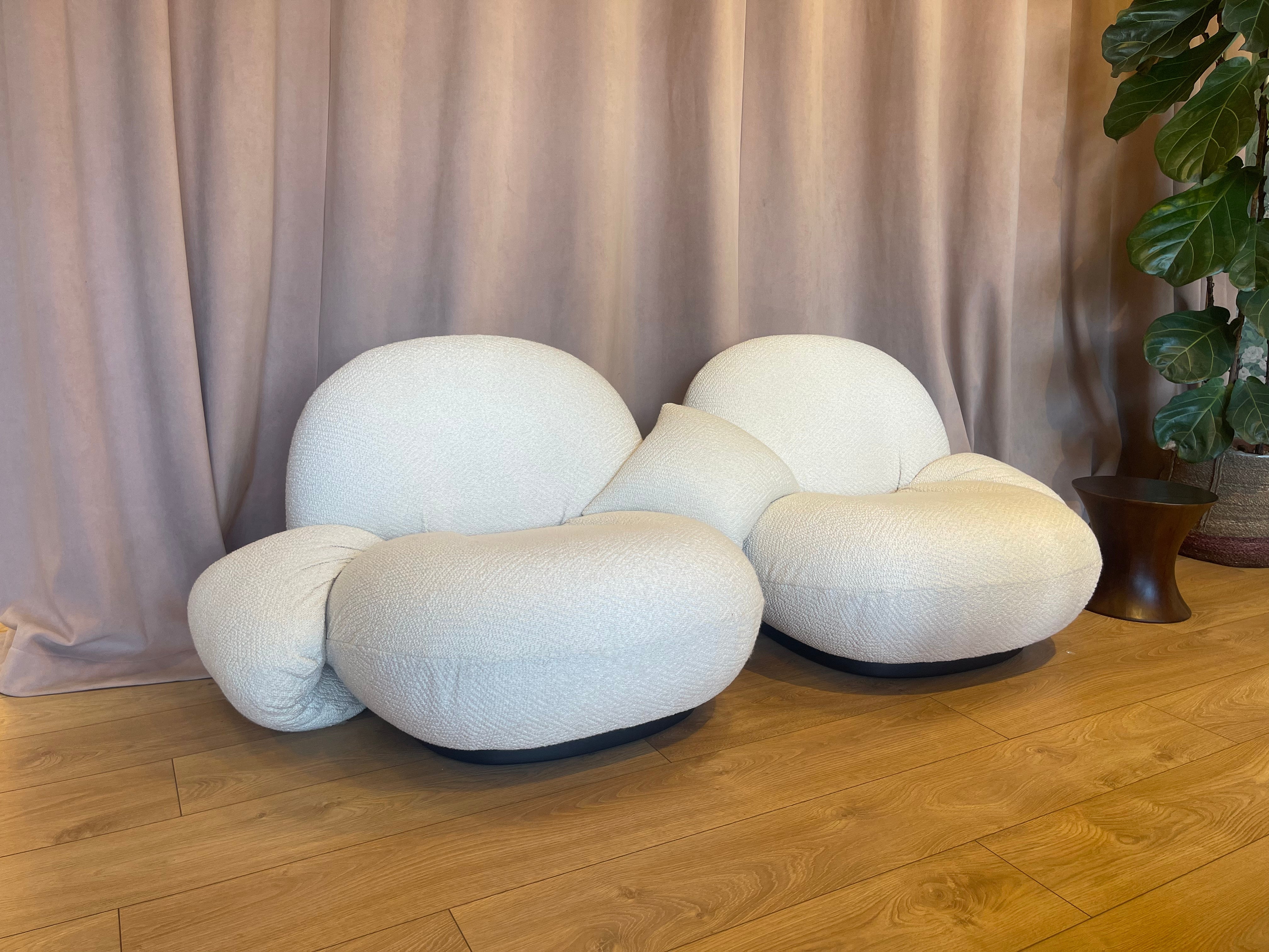 Sofa 2-osobowa PACHA biały z czarną podstawą - poekspozycyjna