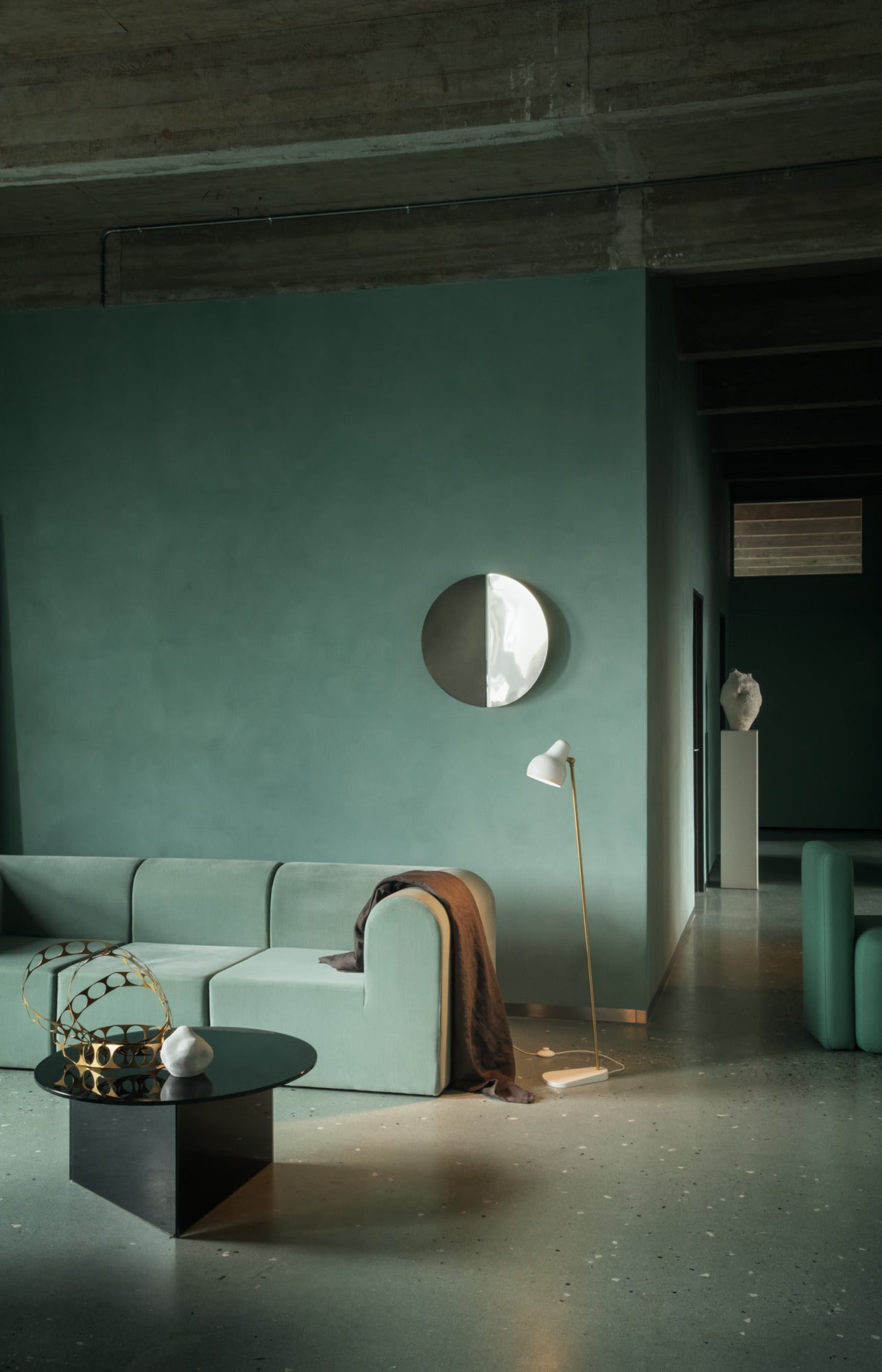 Lampa podłogowa VL 38 biały ze złotym wykończeniem