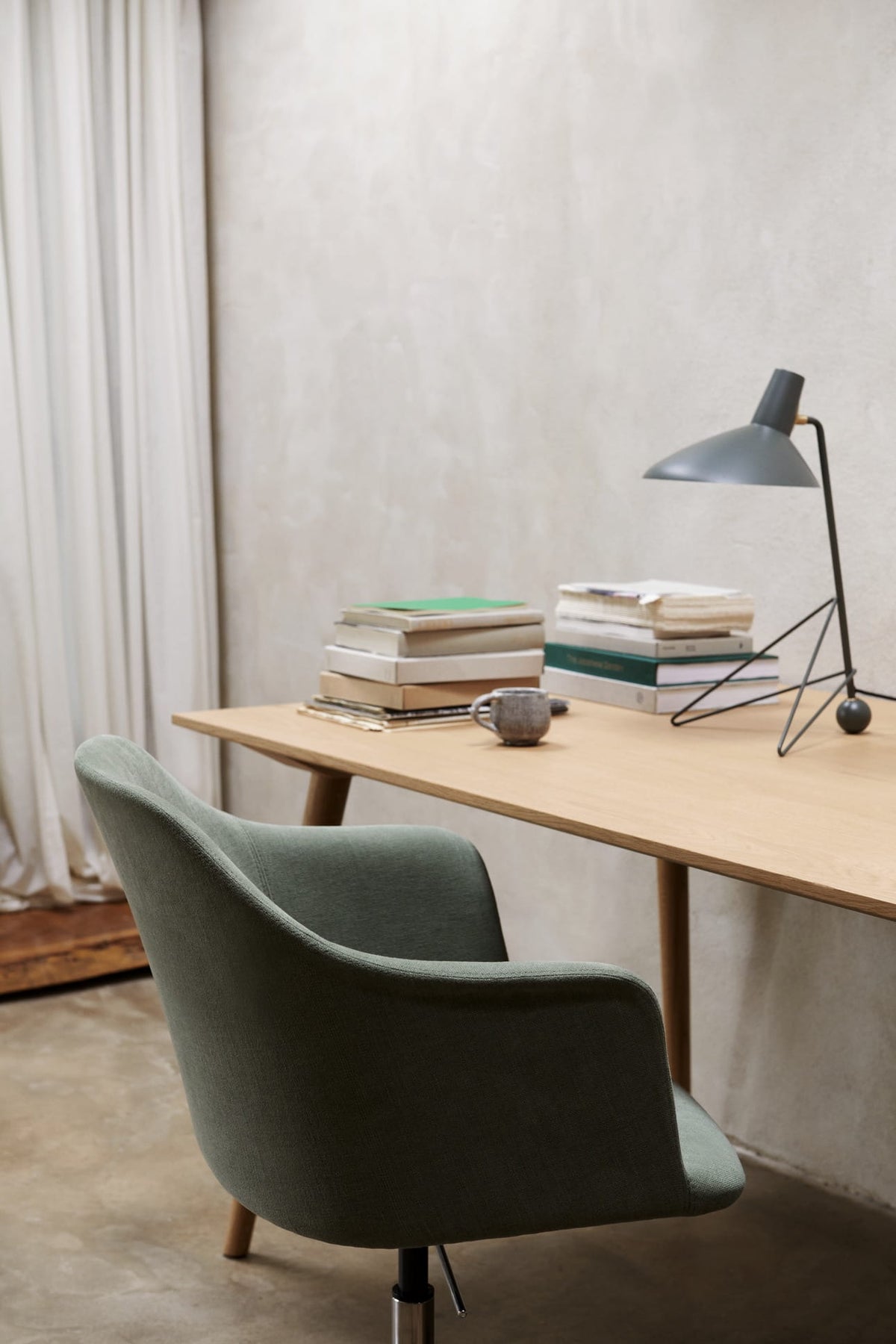 Fotel biurowy RELY HW55 tapicerowany z aluminiową podstawą