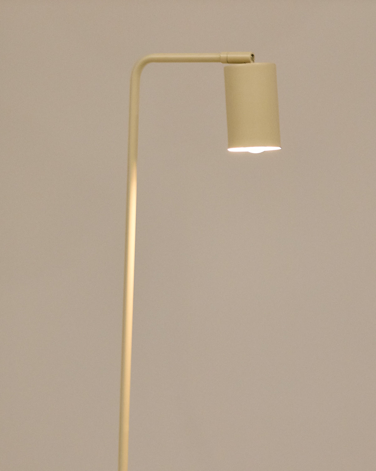 Lampa podłogowa MANIE beżowy teksturowany metal – ujęcie 6