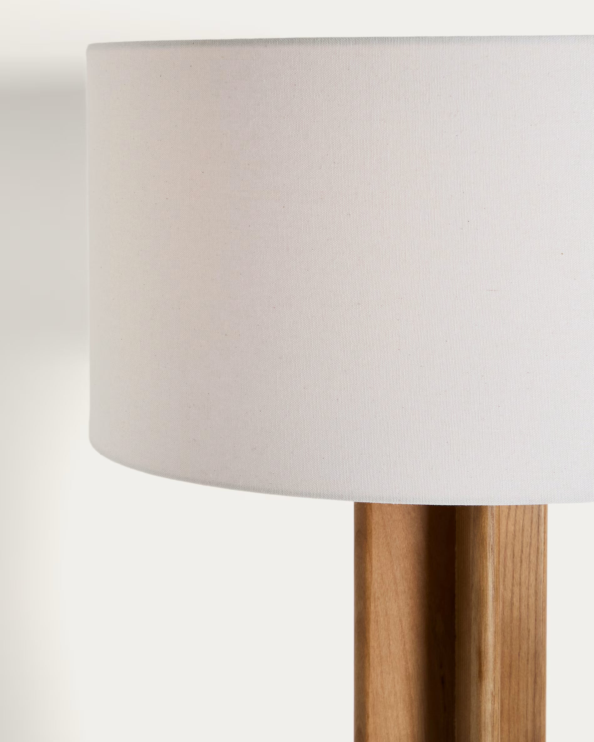 Stehlampe NIANI grau mit Holzfuß