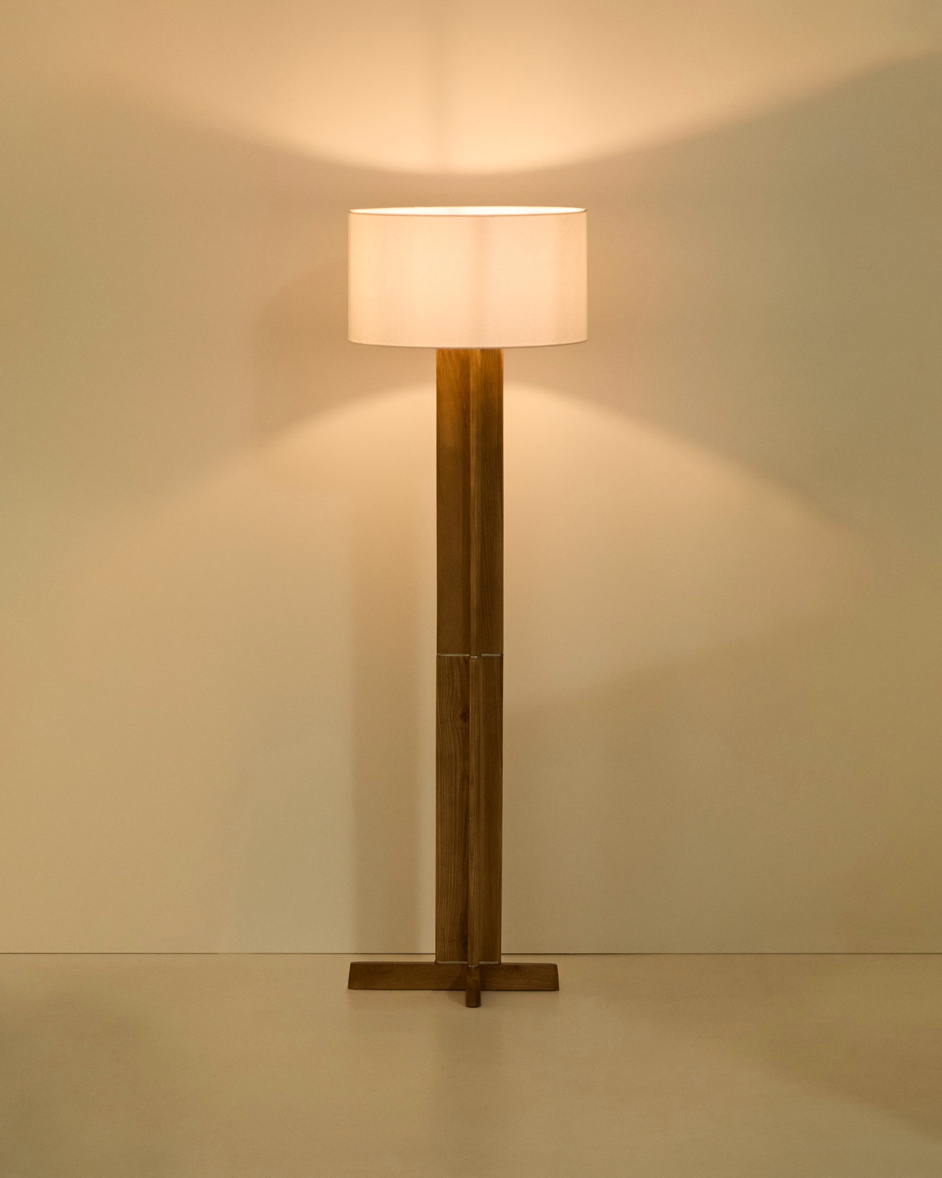 Stehlampe NIANI grau mit Holzfuß