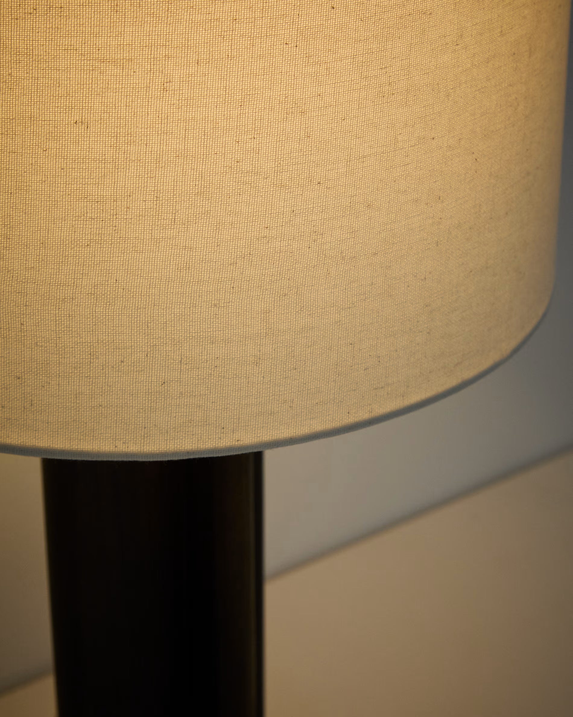 Lampa stołowa NIANI szary z ciemną drewnianą podstawą