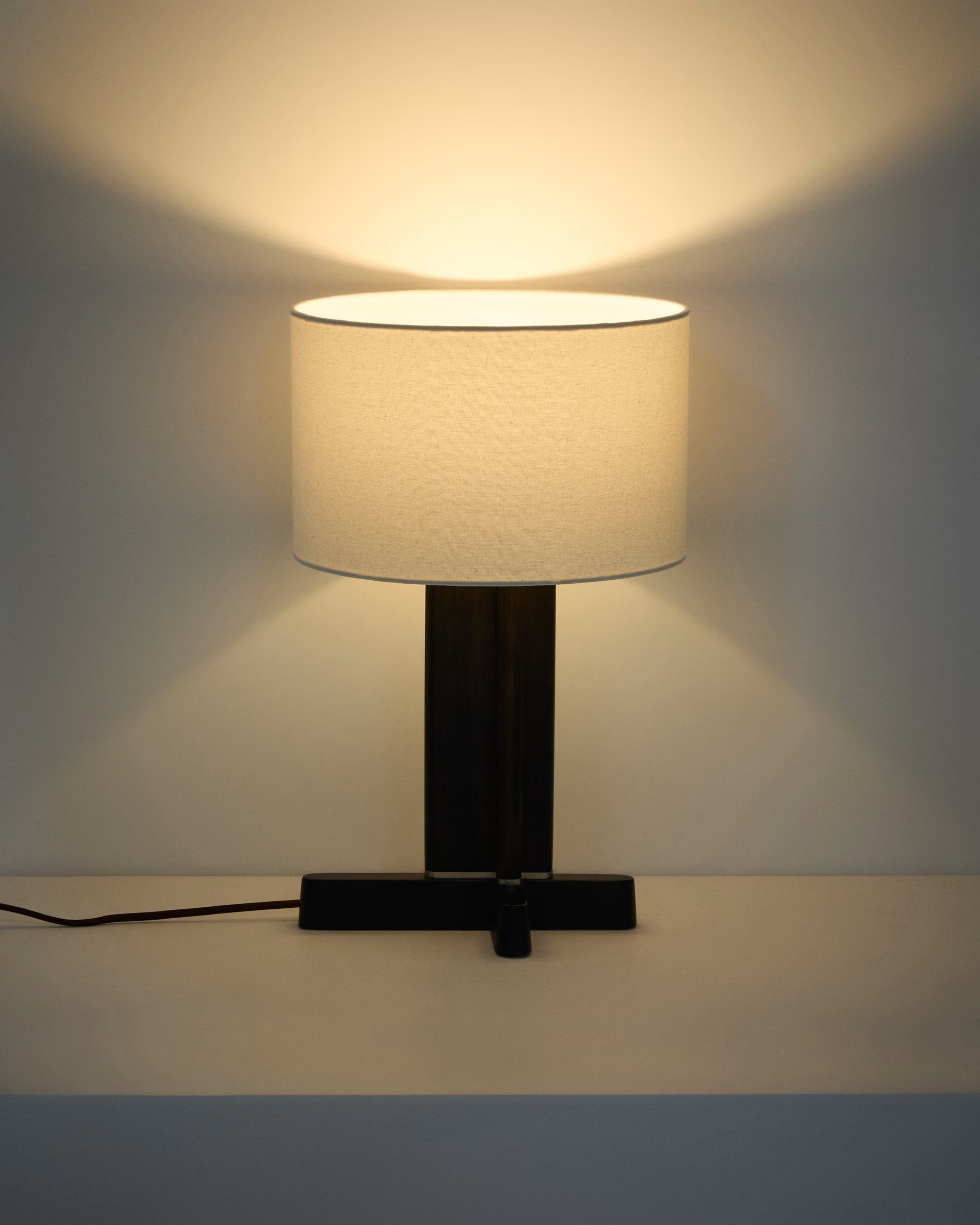 Lampa stołowa NIANI szary z ciemną drewnianą podstawą
