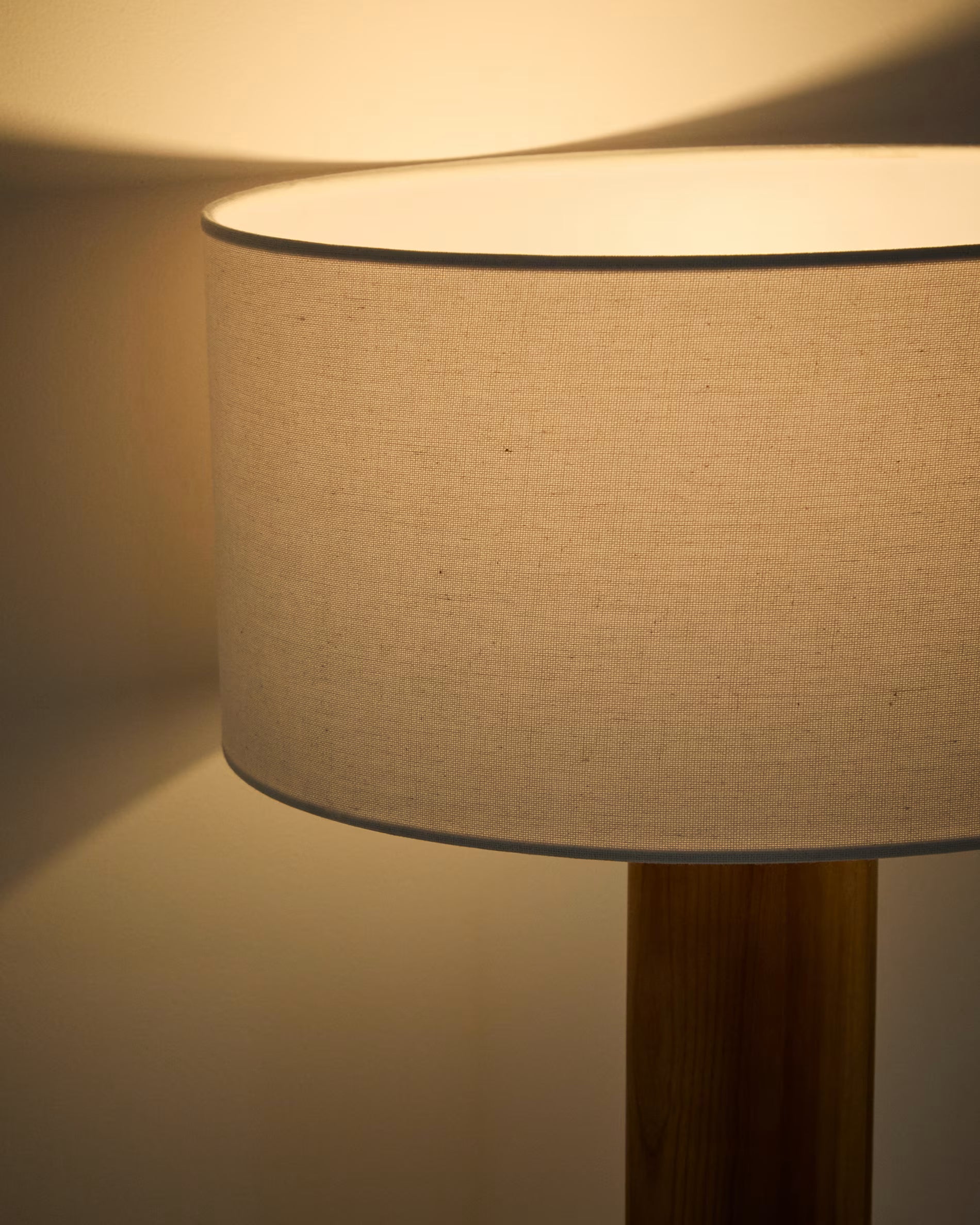 Lampa stołowa NIANI szary z drewnianą podstawą