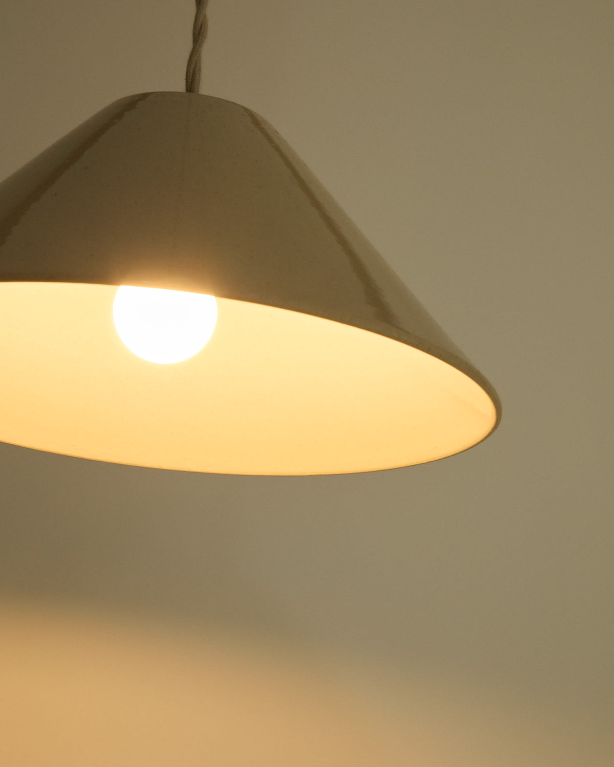 Lampa wisząca CEREN beżowa ceramika – ujęcie 3
