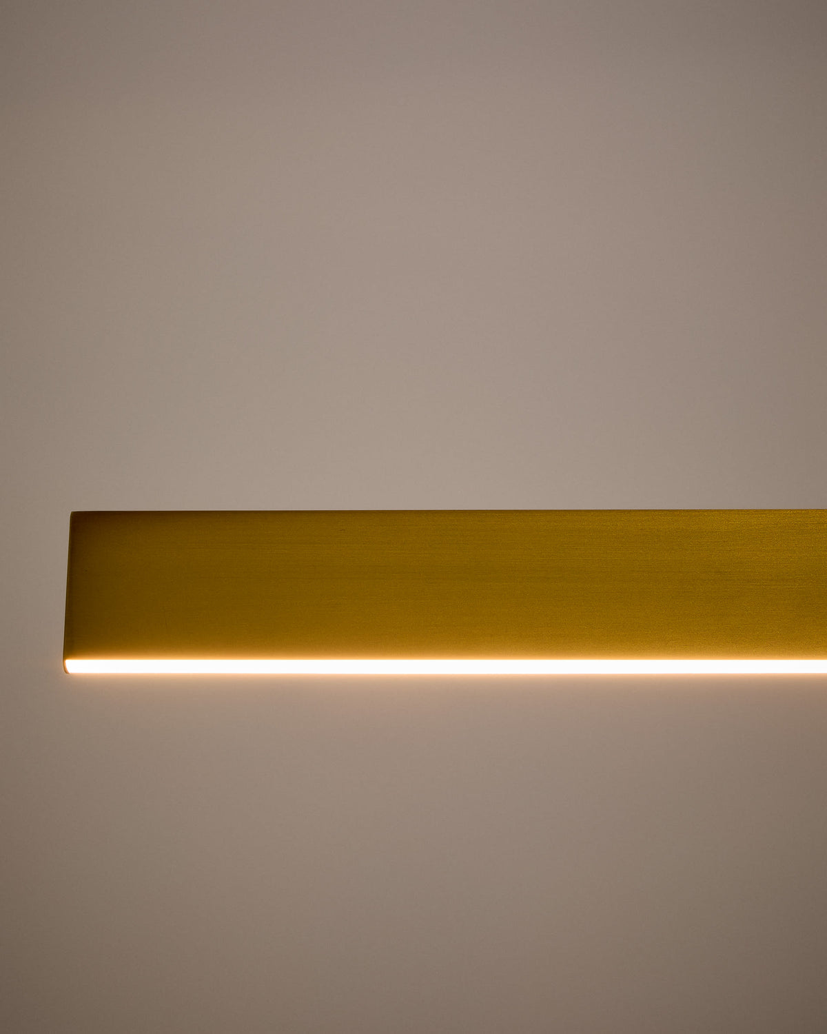 Lampa sufitowa liniowa BOADELLA złoty aluminium – ujęcie 3