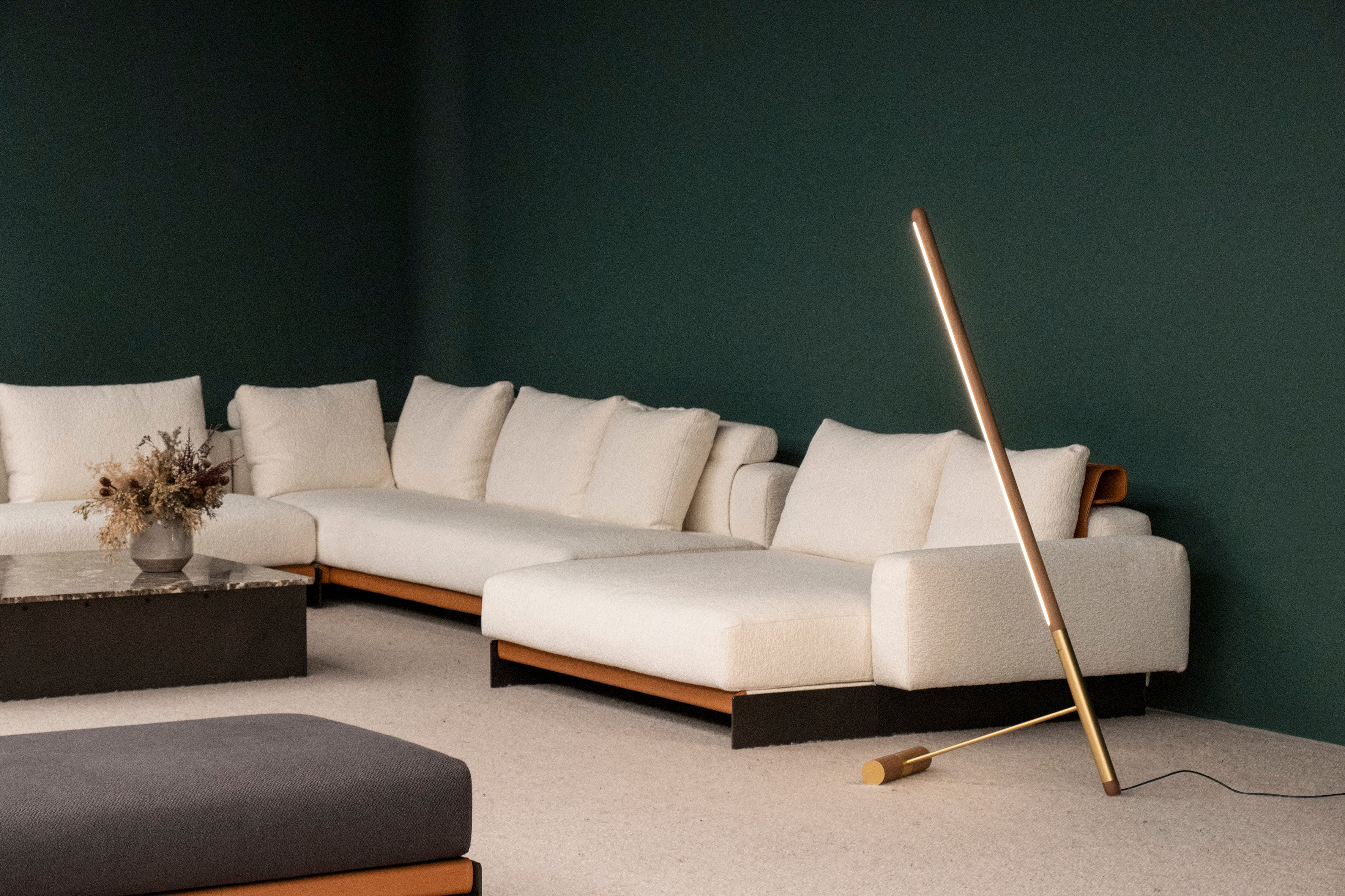 Stehlampe LINEA D Nussbaum mit messingfarbener Oberfläche