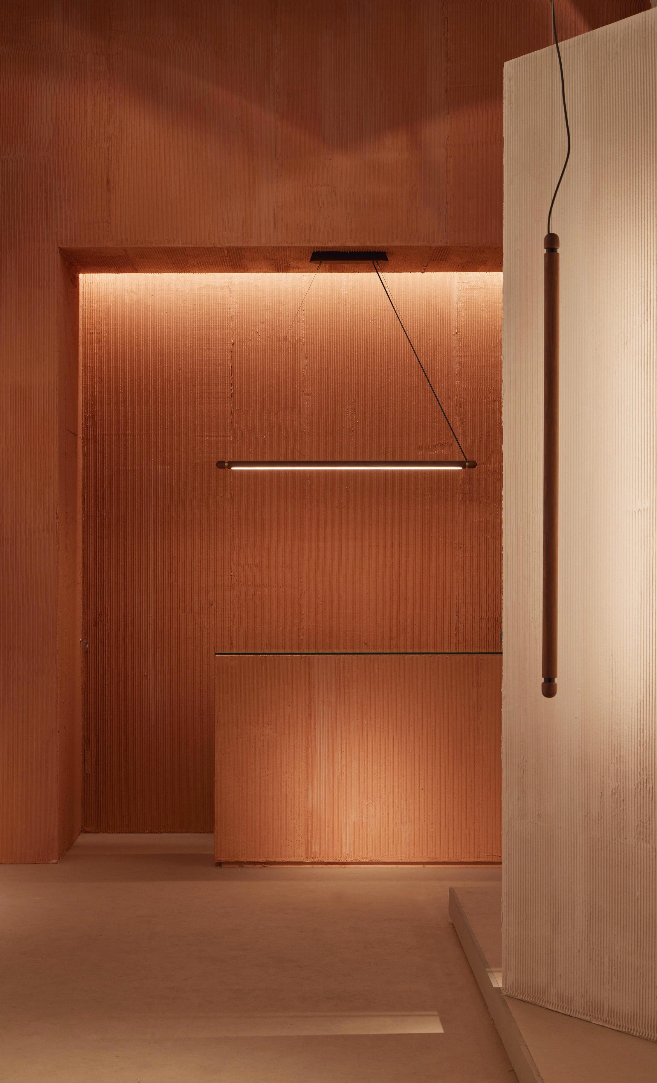 Lampa wisząca LINEA H czarne drewno jesionowe z mosiężnym wykończeniem