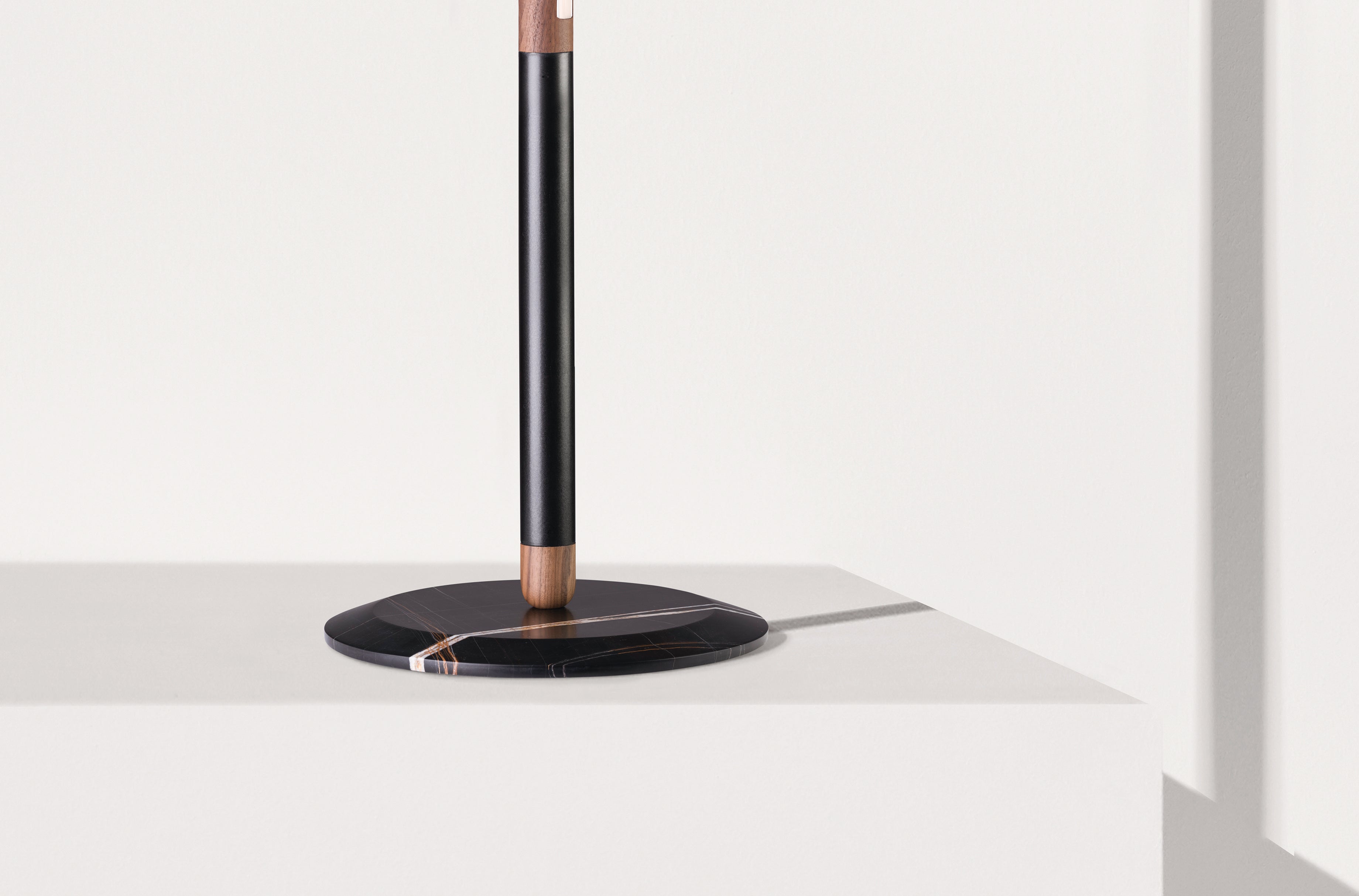 LINEA UNO floor lamp in walnut wood with graphite finish and marble base