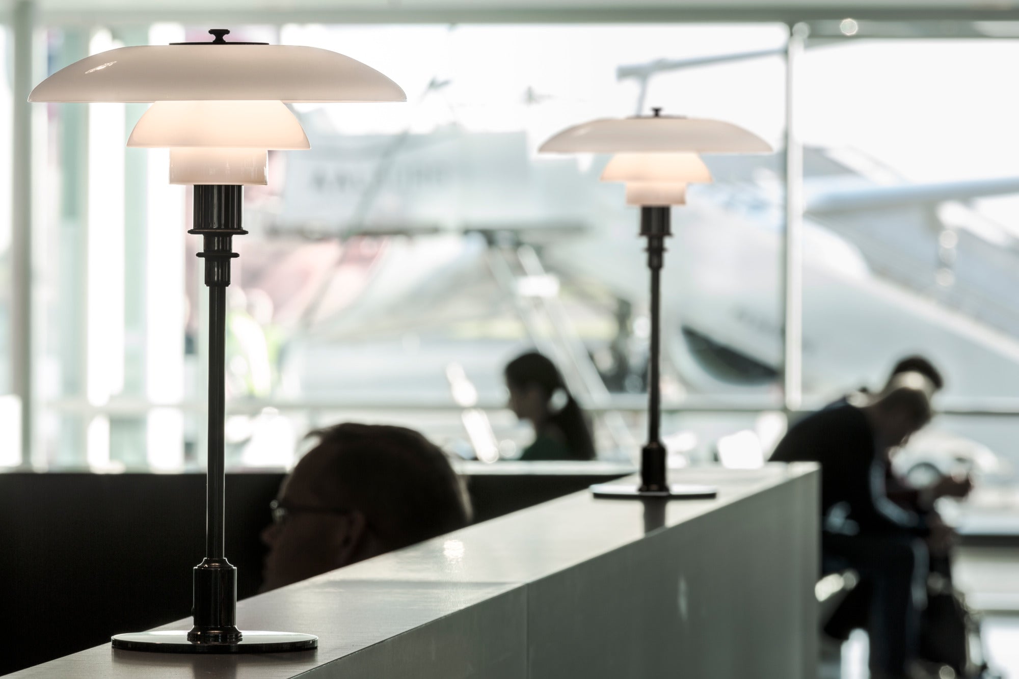 Lampa stołowa PH 3/2 biały z czarną podstawą