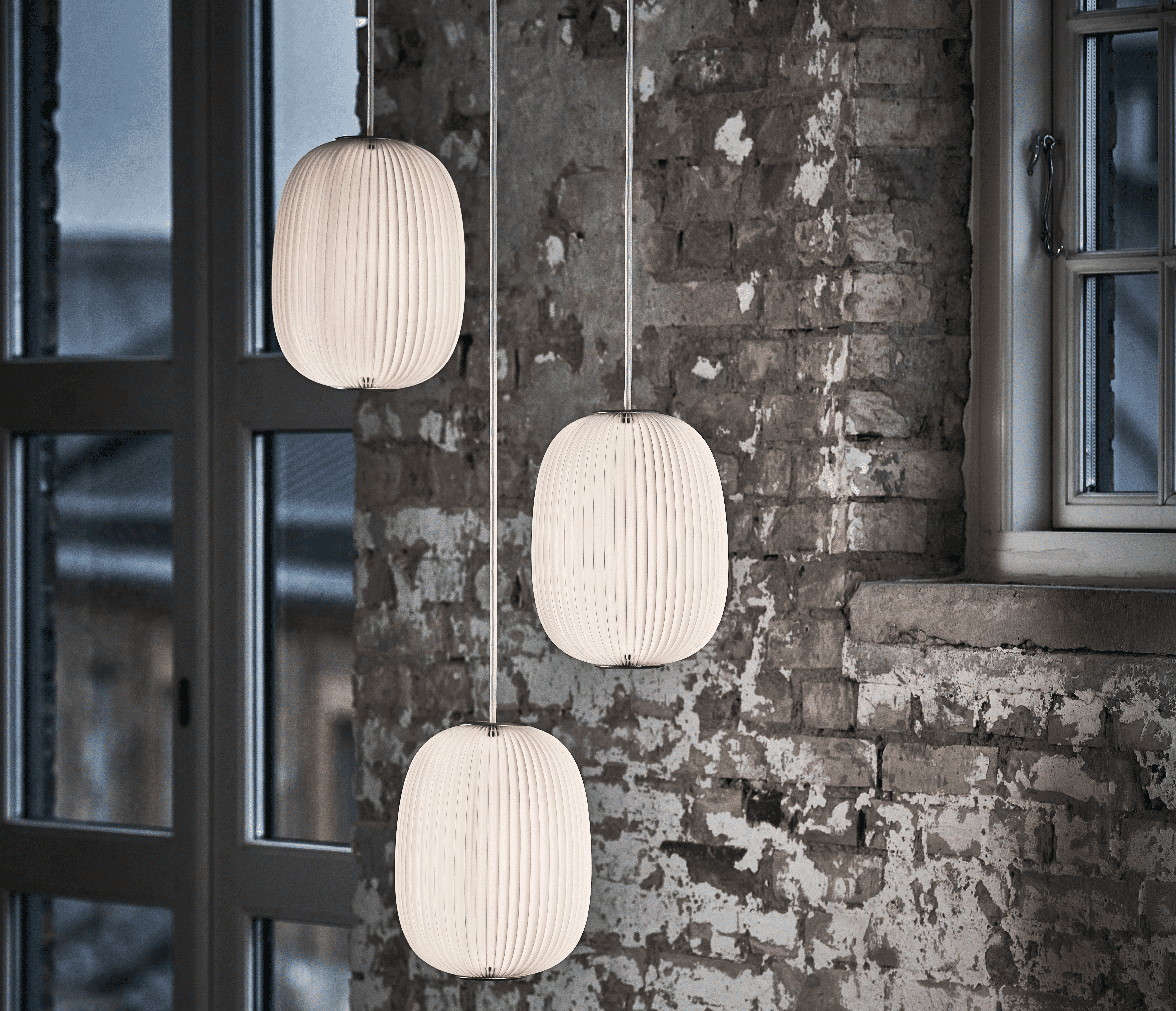 Lampa wisząca MODEL 135 LAMELLA 4 biały z czarnym wykończeniem