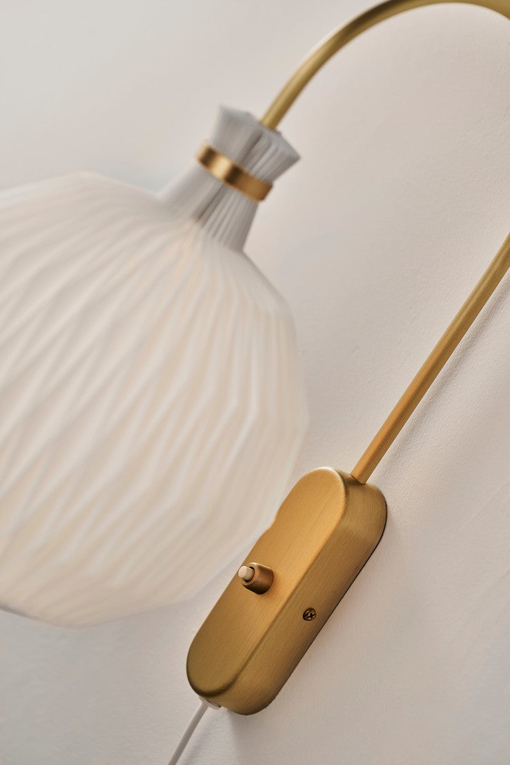 Lampa ścienna MODEL 201 biały z mosiężną podstawą