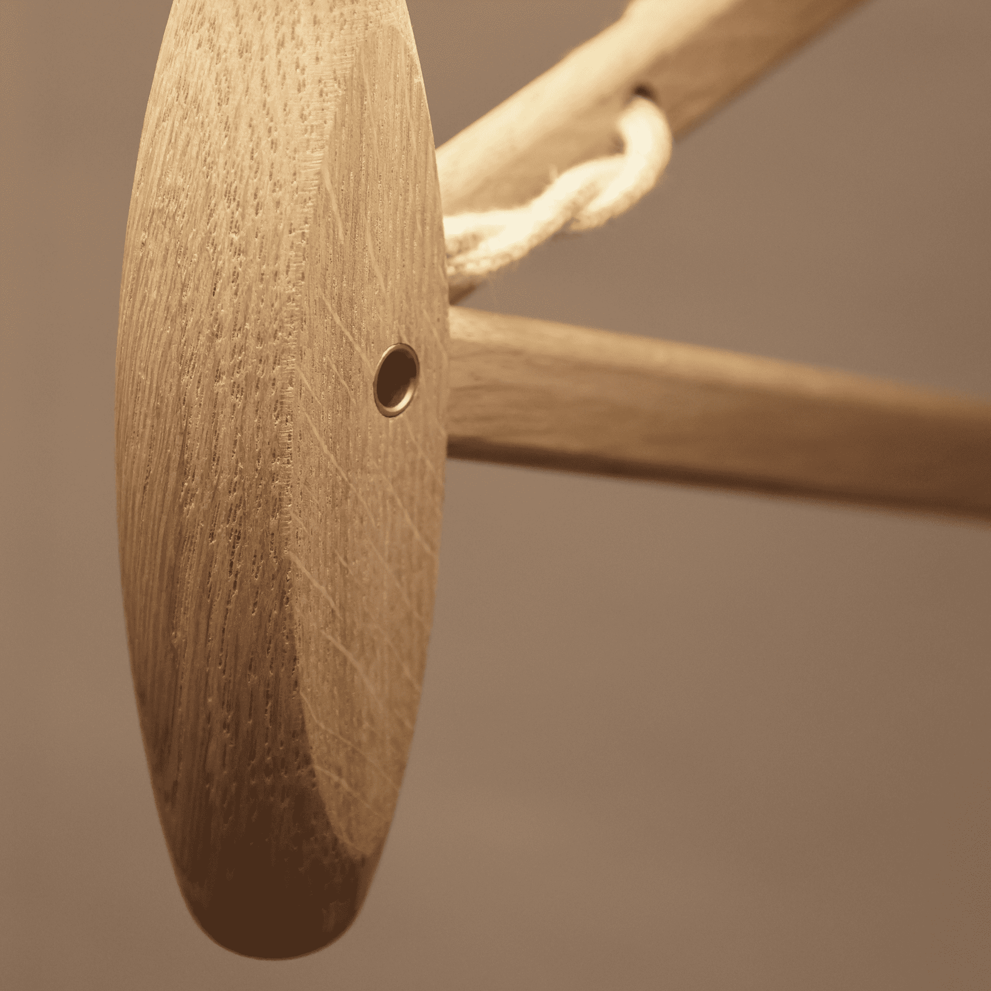 Lampa ścienna MODEL 224 6/21 SAX ANNIVERSARY biały z ciemną dębową podstawą