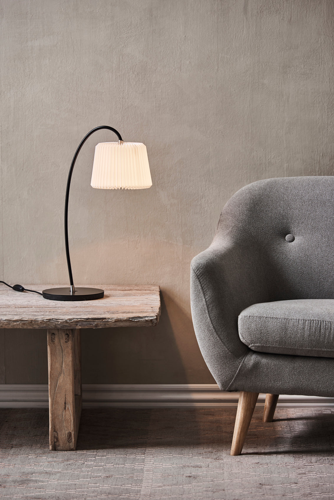 Lampa stołowa MODEL 320 biały z czarną podstawą