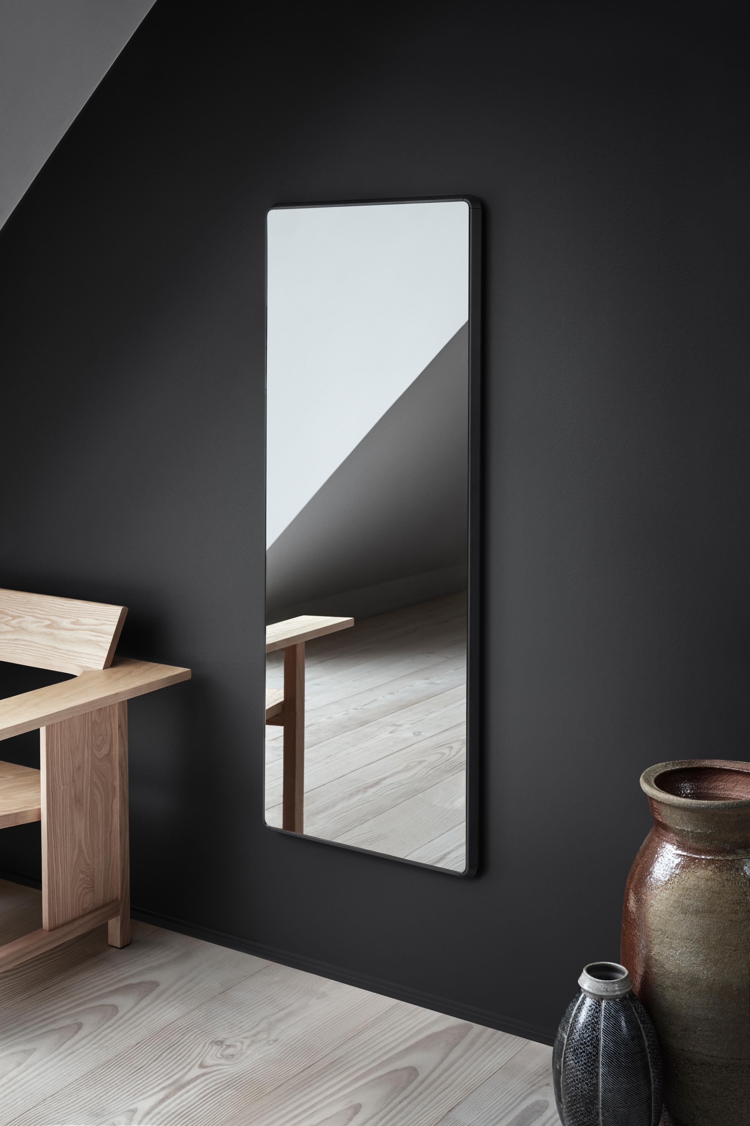 Lustro łazienkowe VIPP czarna aluminiowa rama