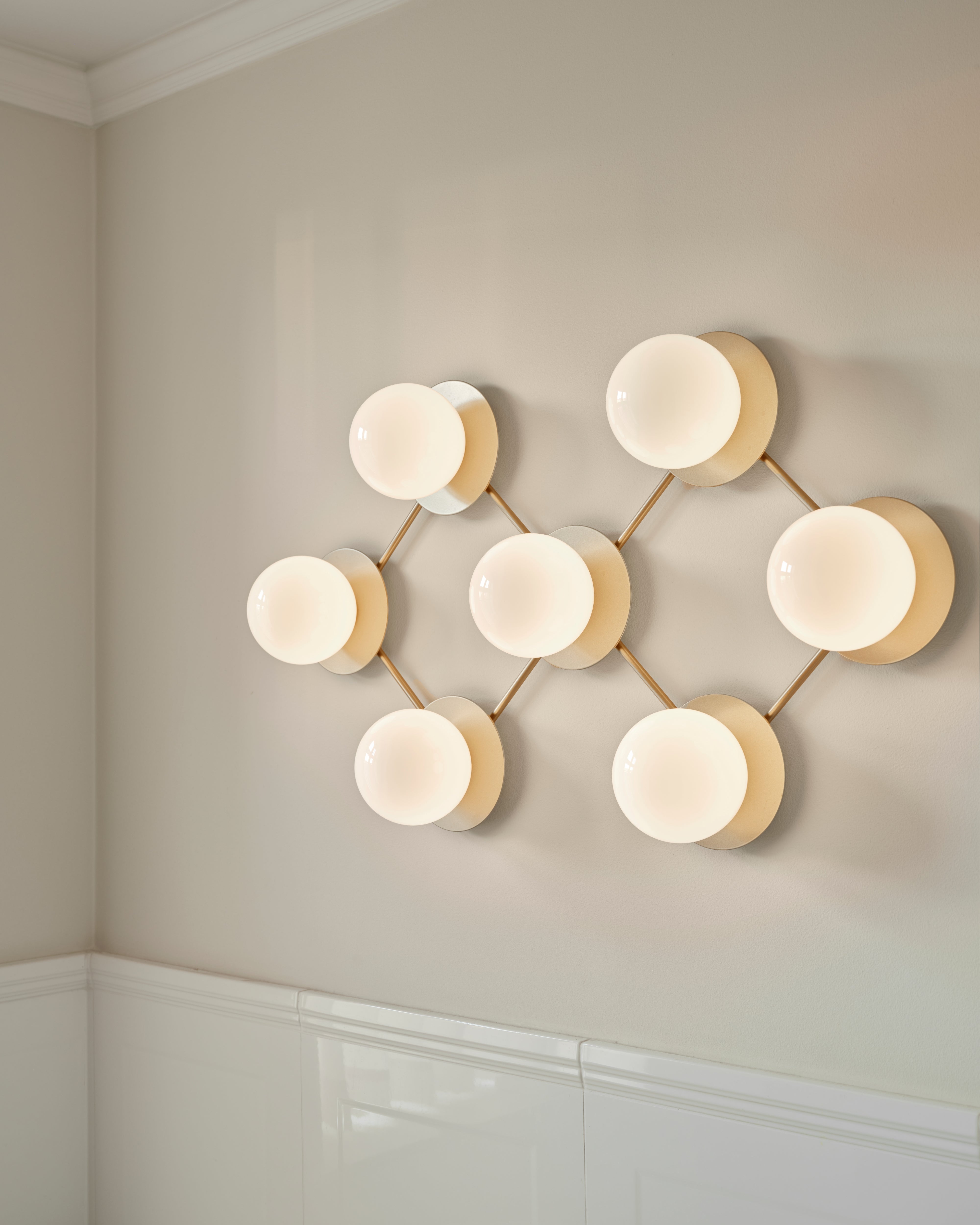 Wandleuchte LIILA 7 Gold mit opalem Glas