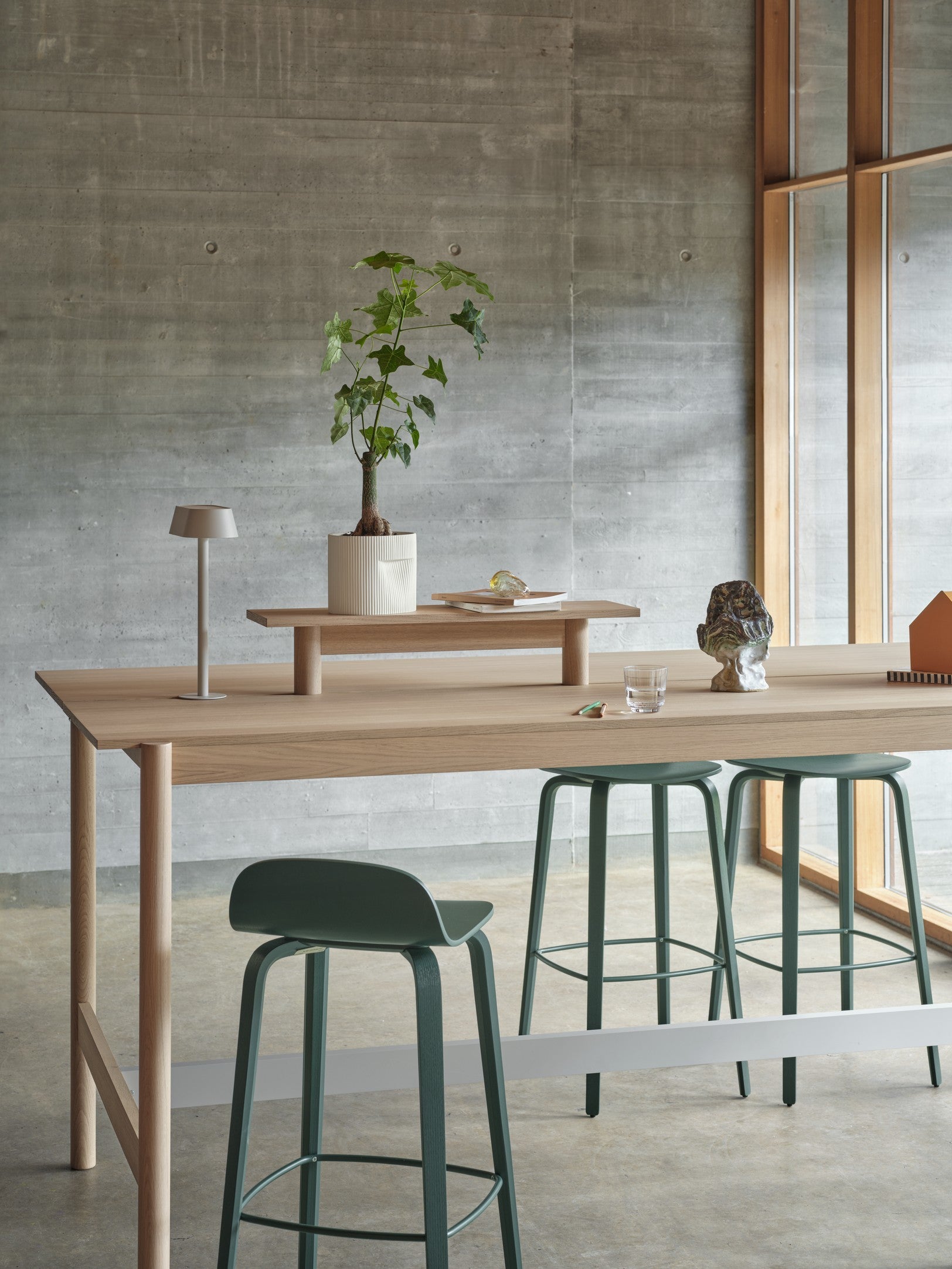 Bürotisch LINEAR SYSTEM HIGH - KONFIGURATION 1 in schwarzem Nanolaminat mit schwarzem Gestell