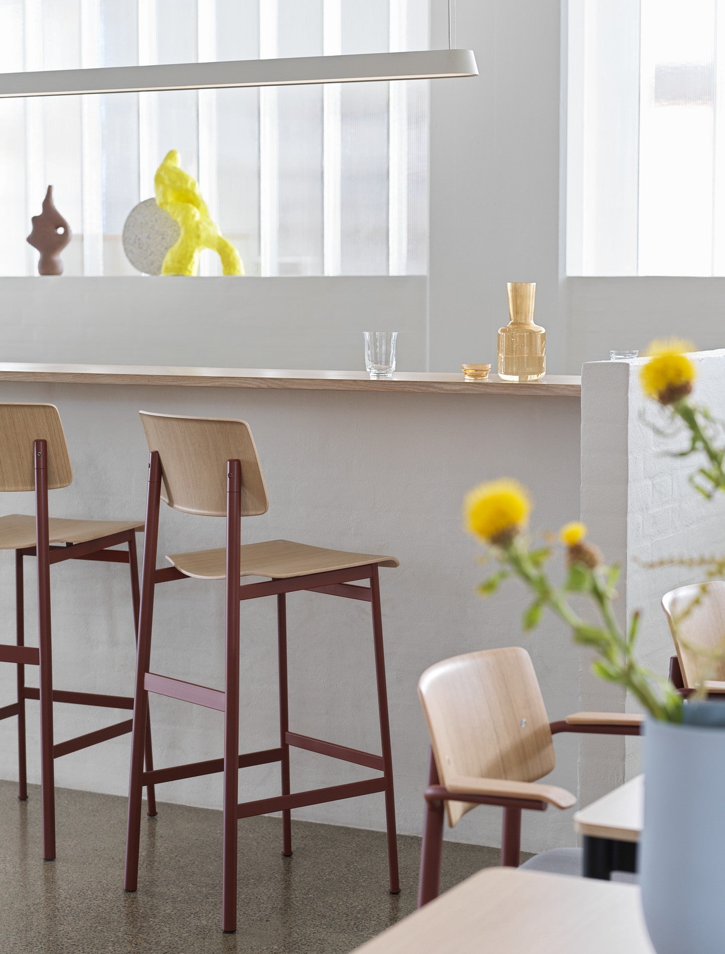 Krzesło barowe LOFT fornir dębowy z bordową podstawą