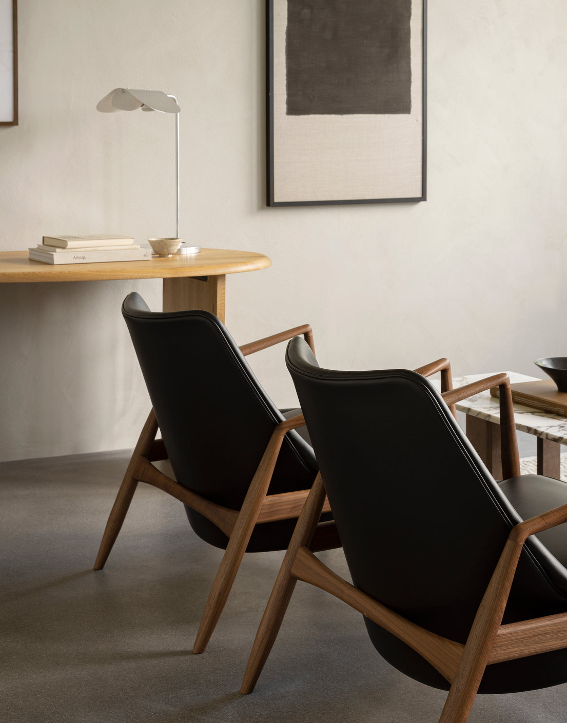 THE SEAL armchair black leather with oak base [Julia]