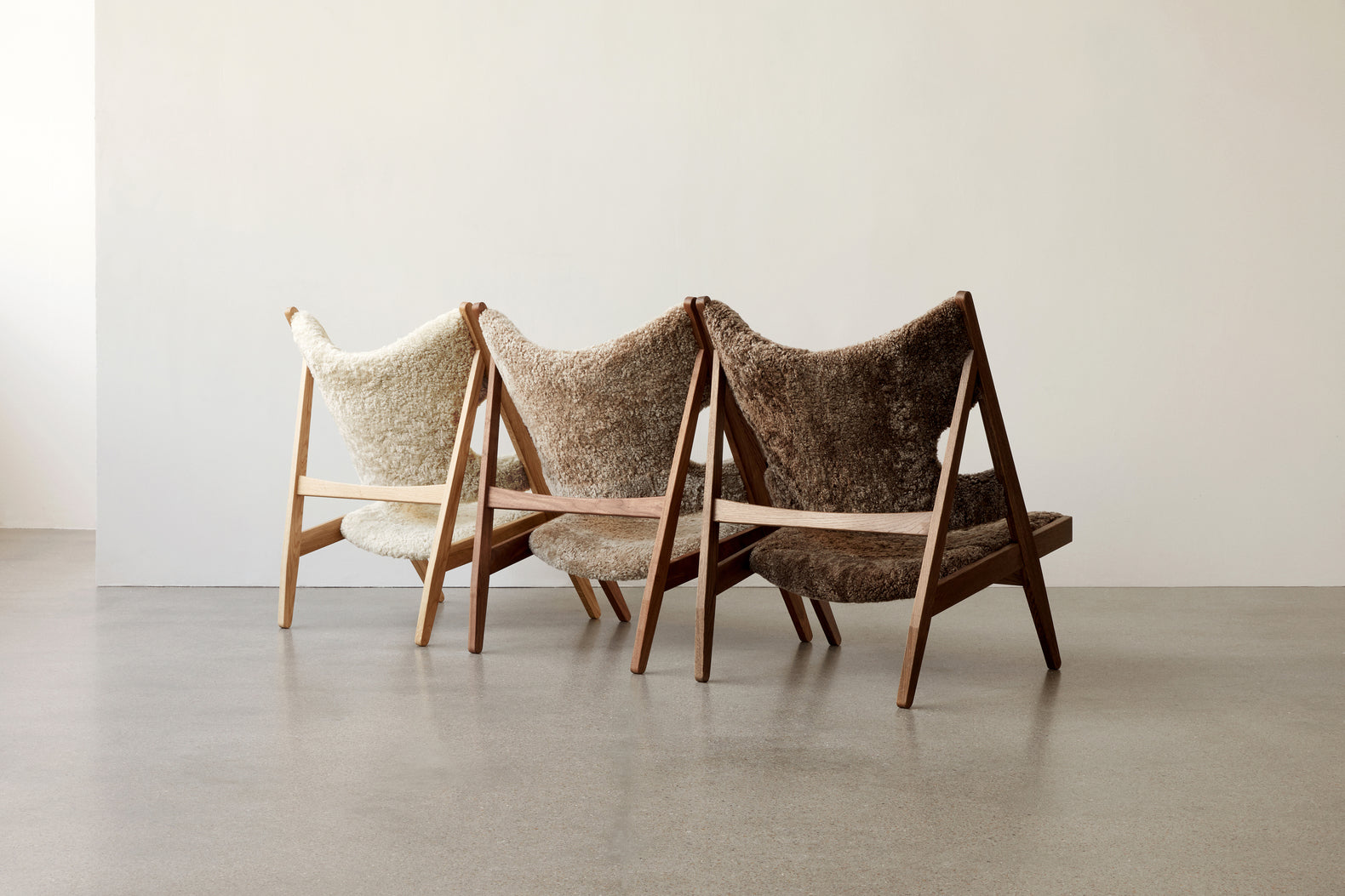 Fotel KNITTING ciemnobrązowa skóra owcza z ciemną dębową podstawą