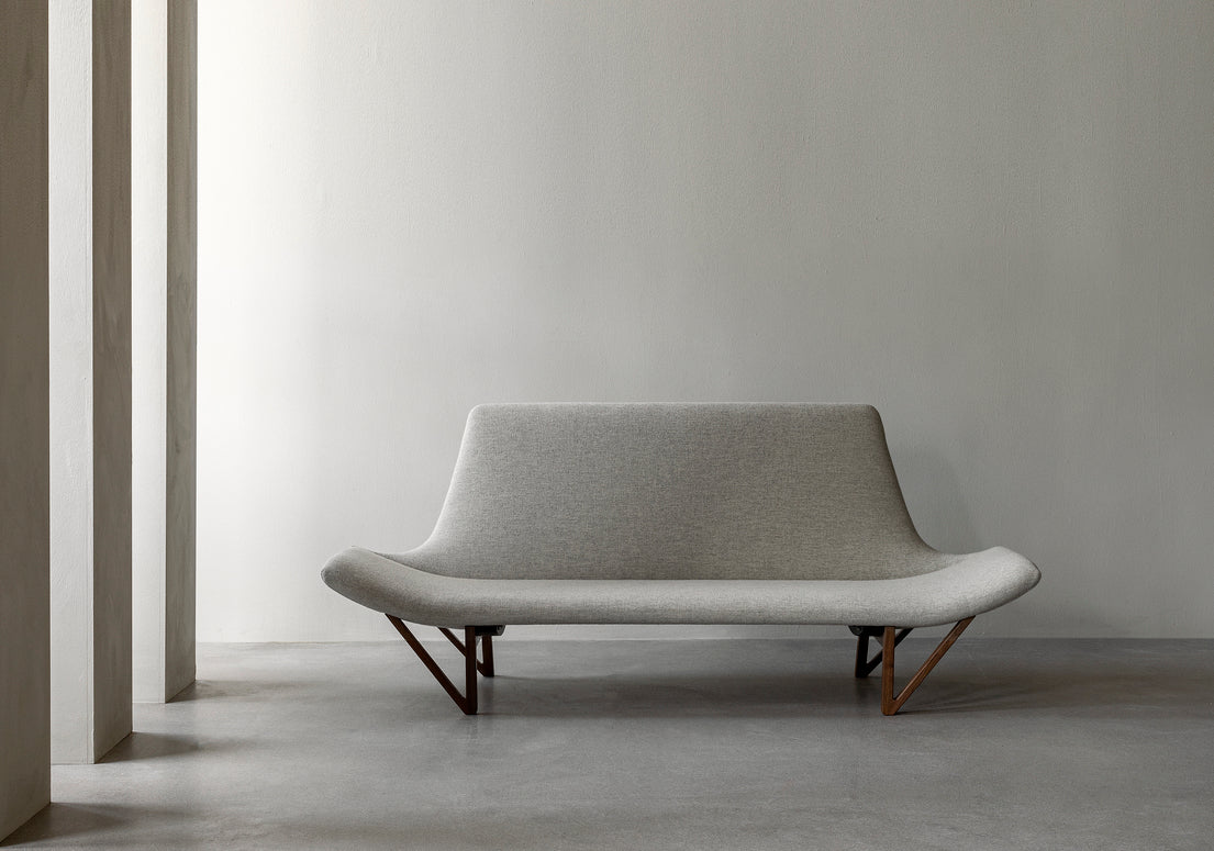 Sofa PAGODE szary z dębową podstawą