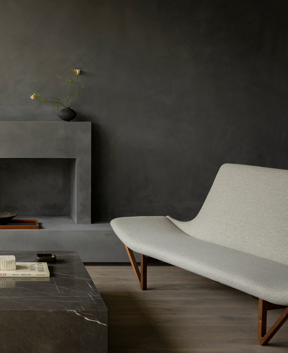 Sofa PAGODE szary z dębową podstawą