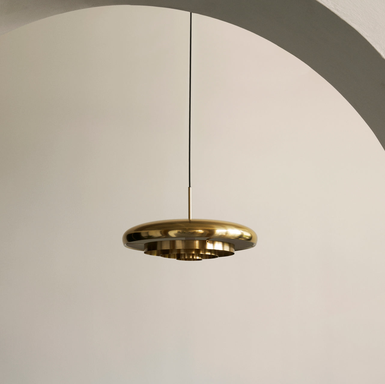 Pendelleuchte RESONANT Messing