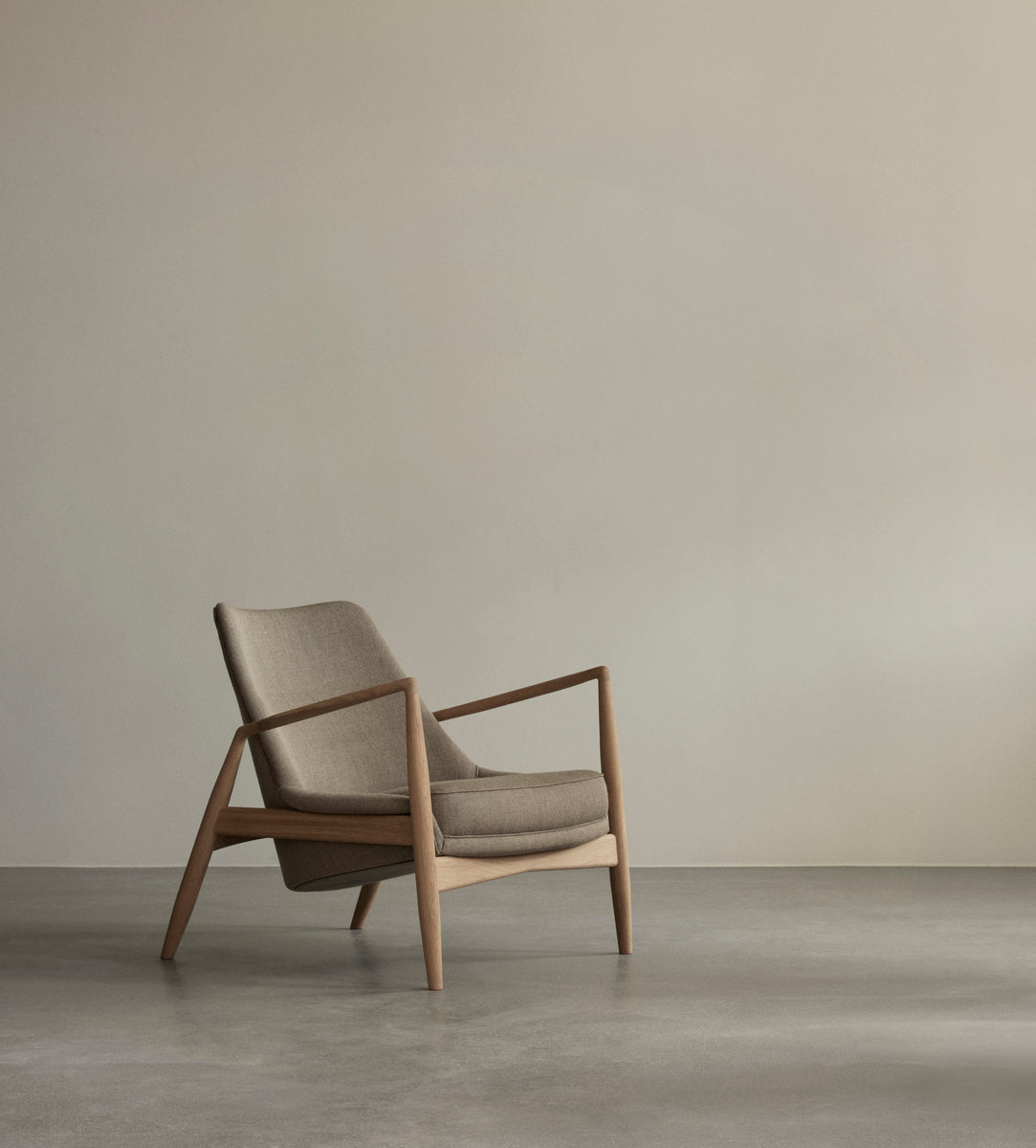 THE SEAL armchair black leather with walnut base [Julia]