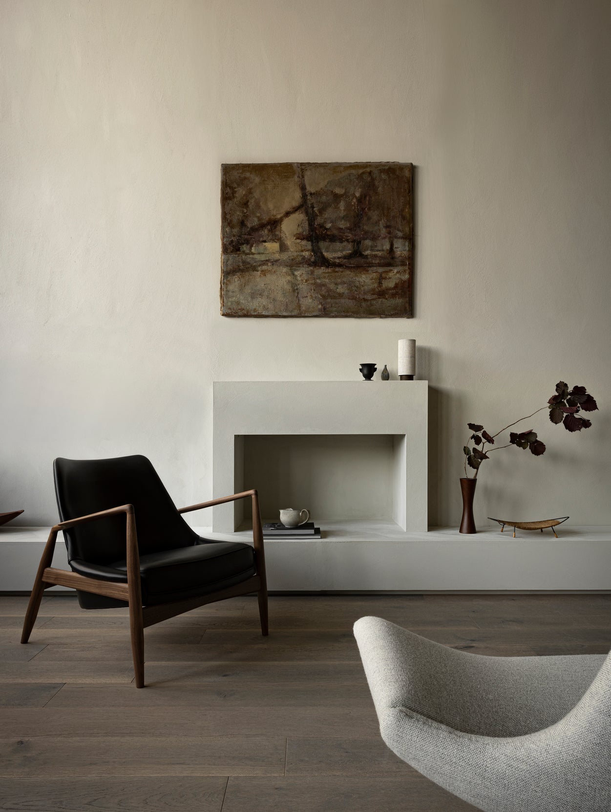 THE SEAL armchair black leather with walnut base [Julia]