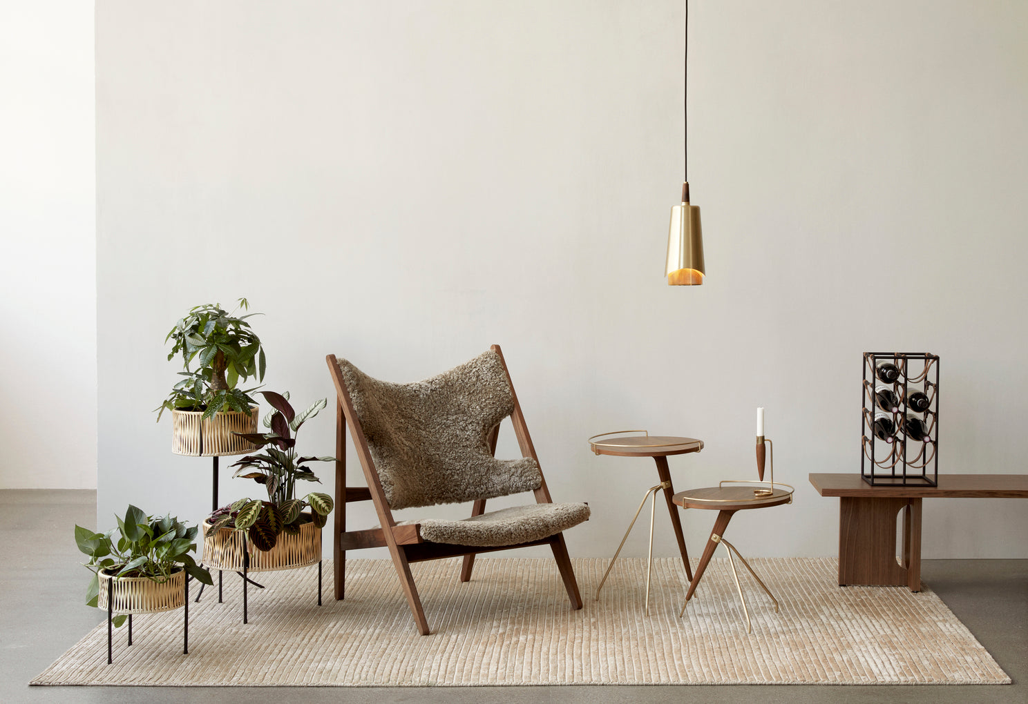 Fotel KNITTING ciemnobrązowa skóra owcza z ciemną dębową podstawą
