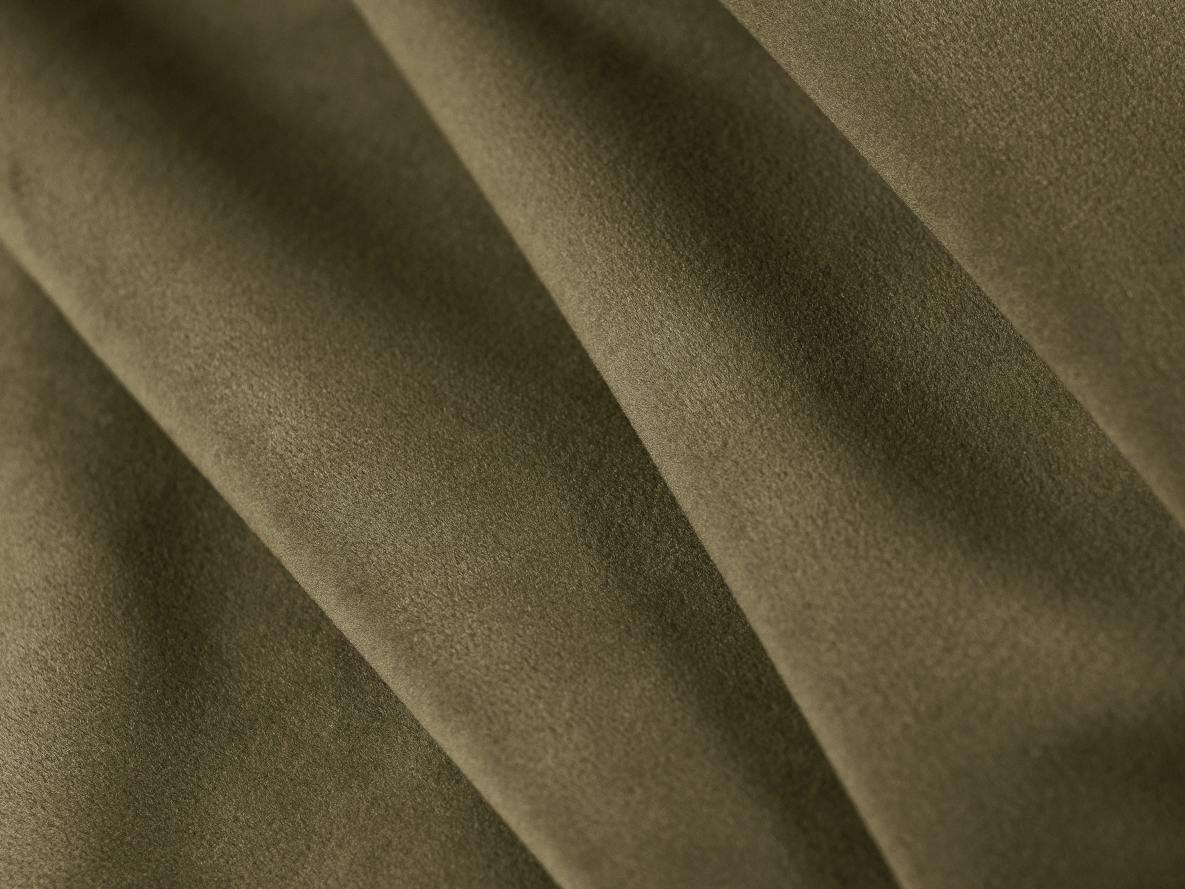 Rechtsseitige L-förmige Samt-Couch BEMY in Grün