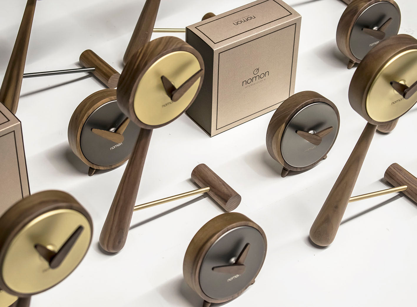 MINI PUNTERO table clock walnut wood with brass finish